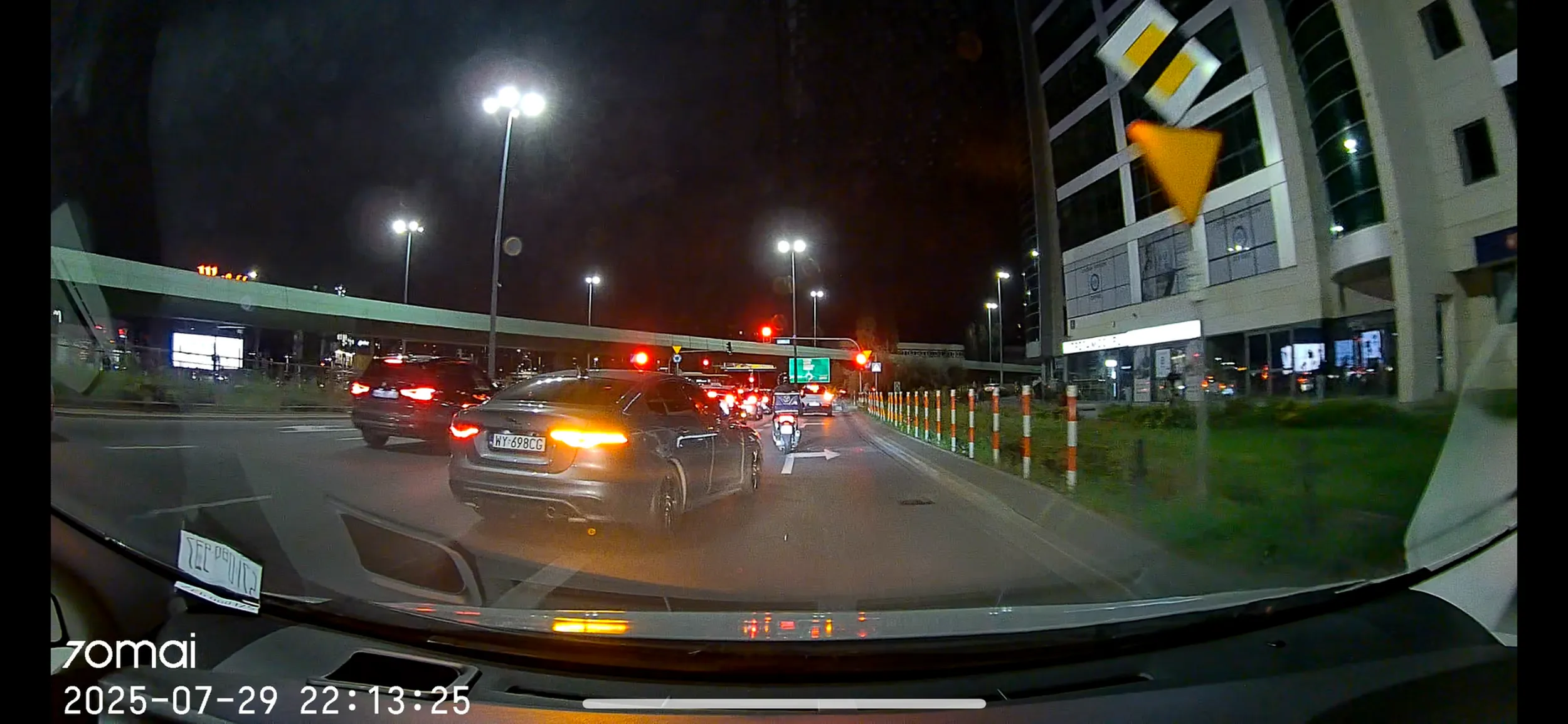 Proszę Pana żebyś patrzyć w lusterko jak zmieniasz Pas, powodujesz sytuacje awaryjne.