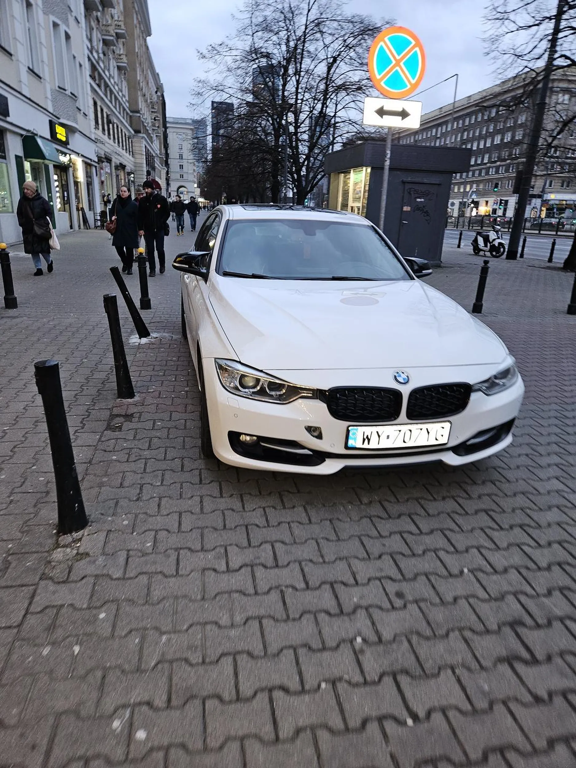 Parkowanie na zakazie.