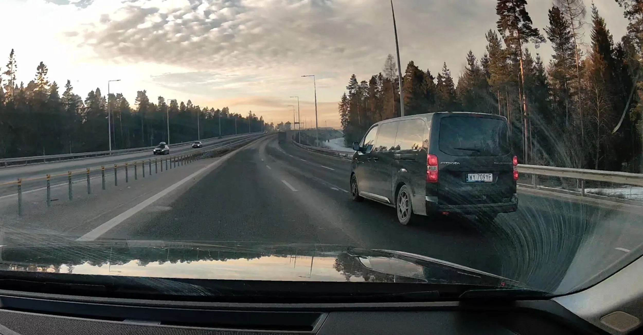 Odśnieżaj dach pierdoło, wielkie płaty lodu spadały z twojego dachu prosto w jadące za tobą samochody