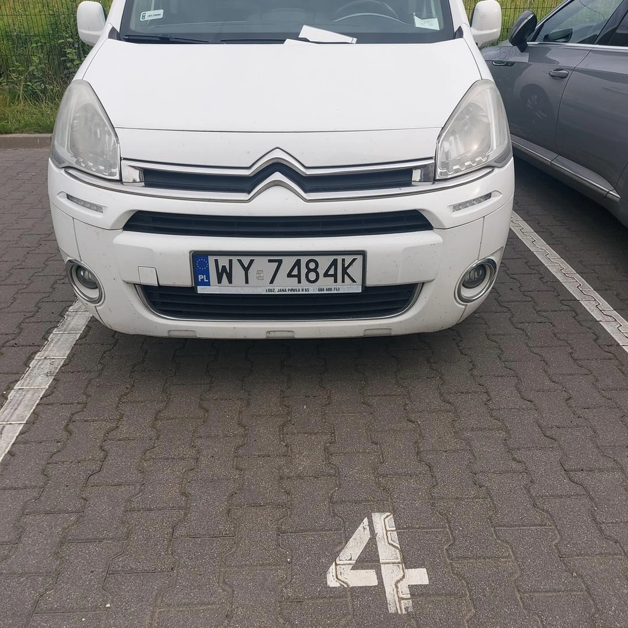 Cham parkingowy. Od tygodnia bezprawnie zajmuje prywatne miejsce.