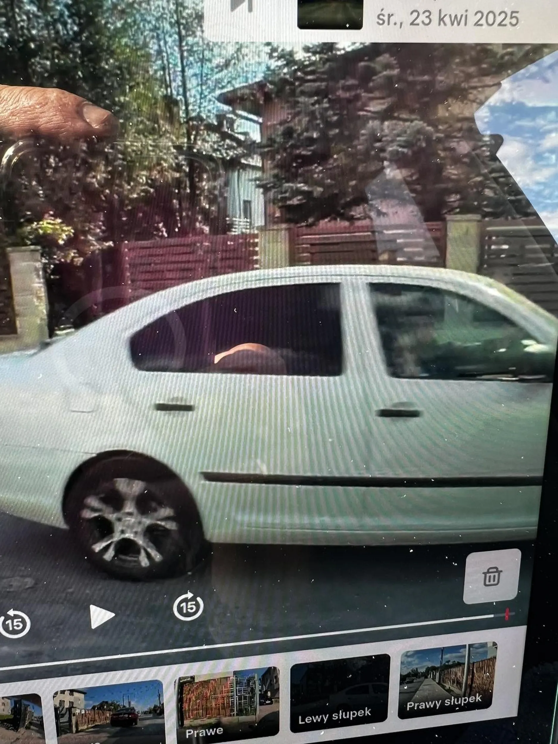 Pani jedyne co miała do powiedzenia po tym gdy auto, którym sie poruszała pędziło po obszarze zabudowanym tak, że nie dało się wyjechać z posesji to środkowy palec