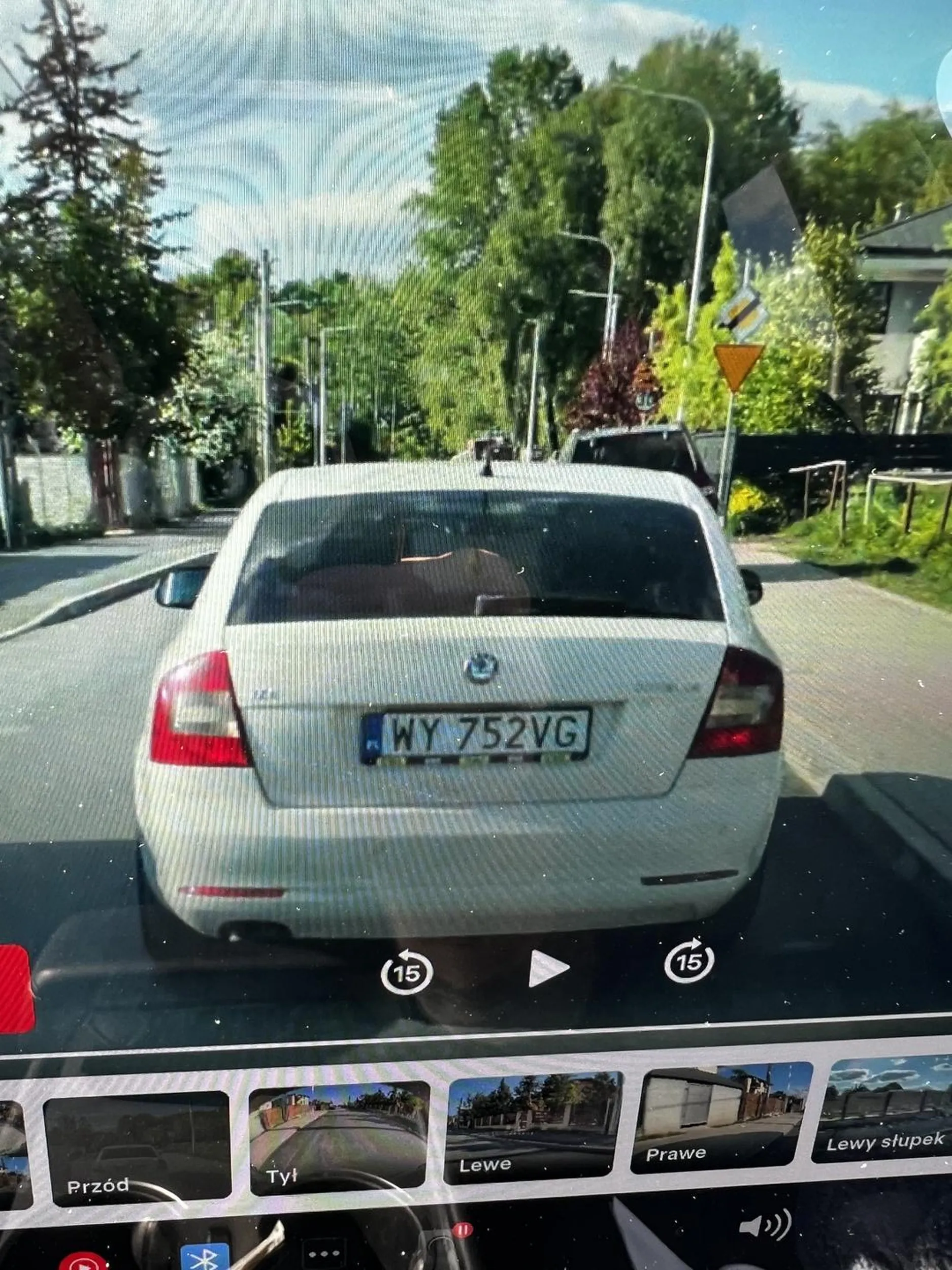 Pani jedyne co miała do powiedzenia po tym gdy auto, którym sie poruszała pędziło po obszarze zabudowanym tak, że nie dało się wyjechać z posesji to środkowy palec