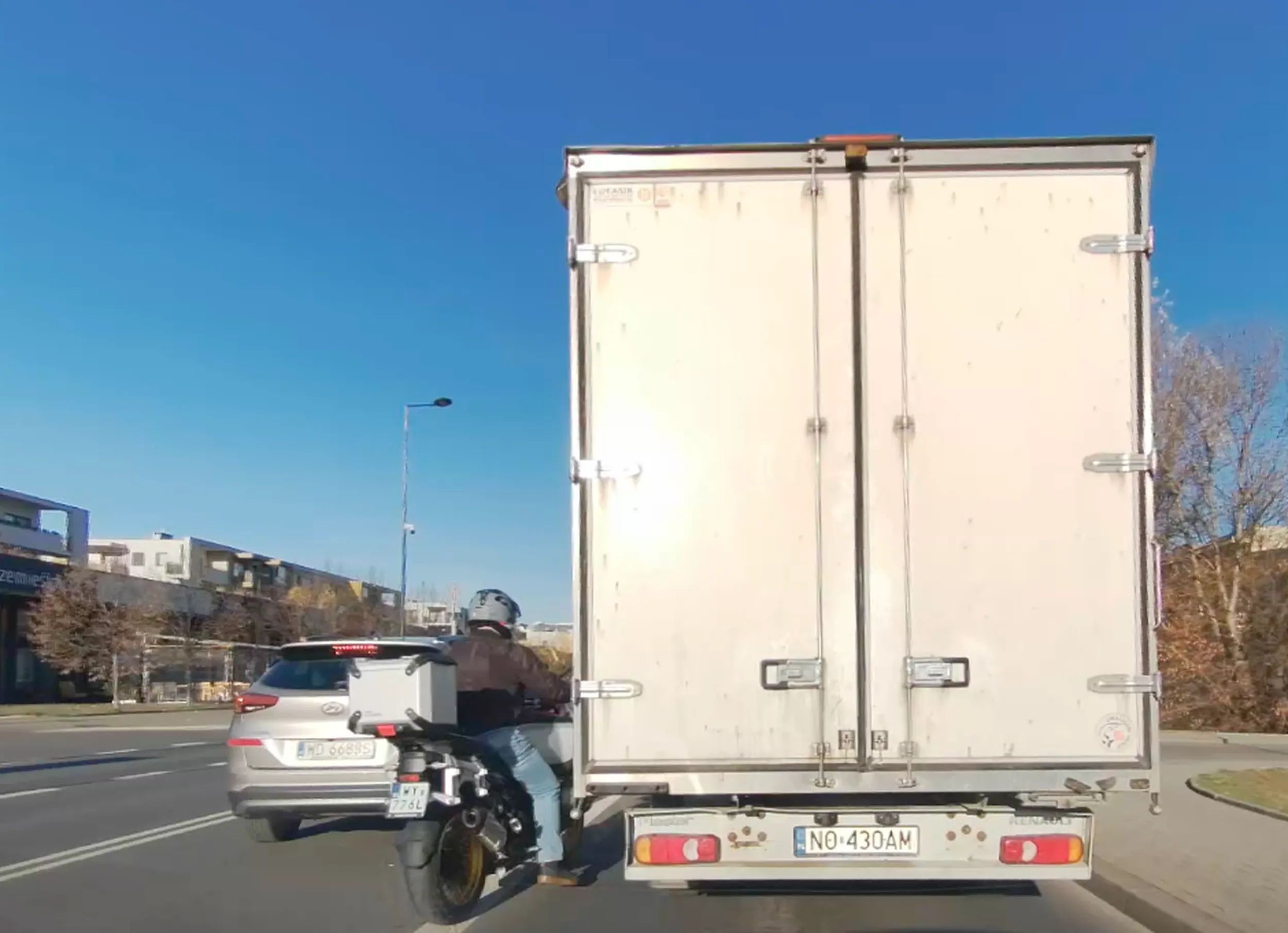 naucz się spaślaku jeździć. co było w przepisach o linii ciągłej? najpierw trzeba by mieć w ogóle jakieś resztki mózgu, żeby ogarniać takie rzeczy. przesiądź się na rower to może chociaż schudniesz. i kup sobie porządny kask, bo ten wygrzebany ze śmietnika coś za bardzo odcina ci dopływ krwi do pustego łba.