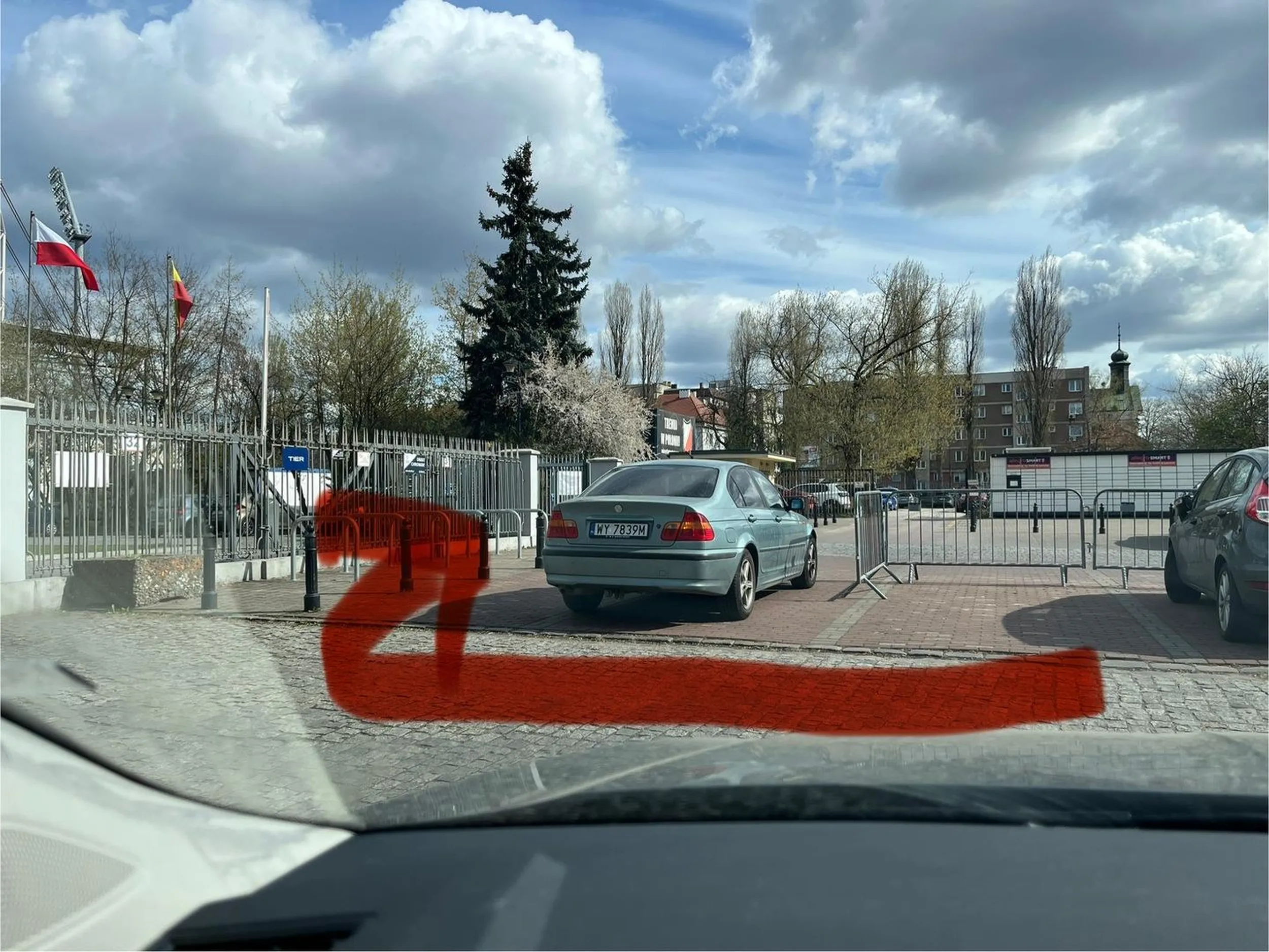 Powiem tak, nie jesteś kolego najostrzejszą kredką w piórniku. PS. W związku z remontem przystanku (KS Polonia), zmieniono organizację ruchu i ogrodzono teren parkingu i postój BMW uniemożliwia przejazd na drugi parking wgłąb.