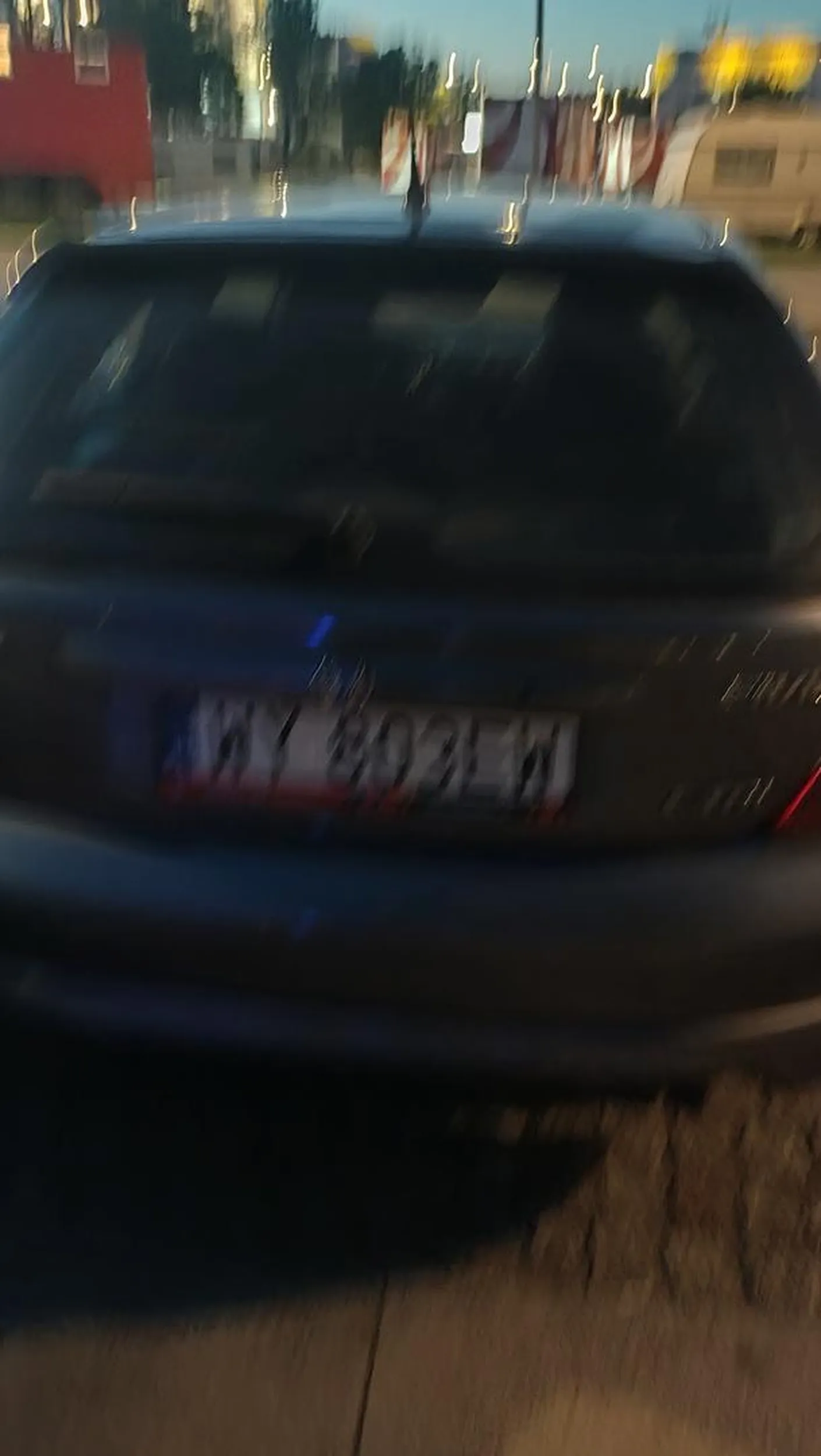 Patriota niczym Józef Piłsudski, ładnie pachnie jak sie za nim jedzie