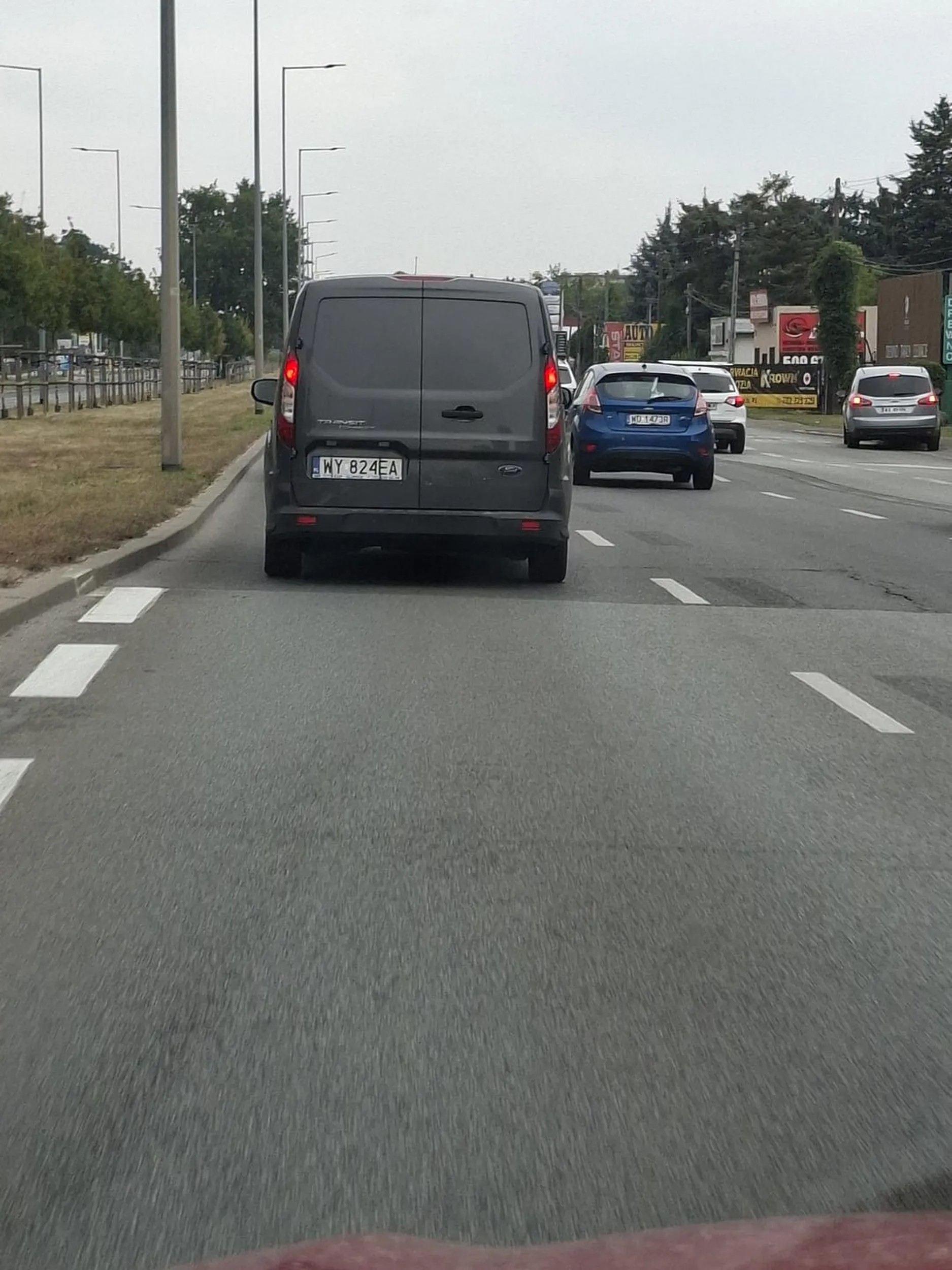 Narwaniec na Modlińskiej tak się spieszy, że wpierdala się na mój pas, prawie powodując wypadek. Kierunkowskaz, patrzenie w lusterka? - po co? A później innym siada na zderzakach, pogania i innym też się wpierdala przed maskę. Cham redneck z dostawczaka.