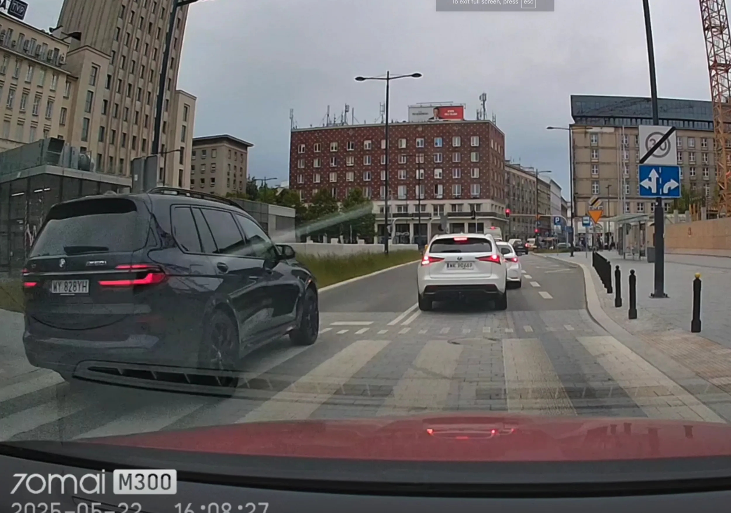 Pieknie tam pod prąd przez pasy i podwojną ciągłą. https://streamable.com/ropts4