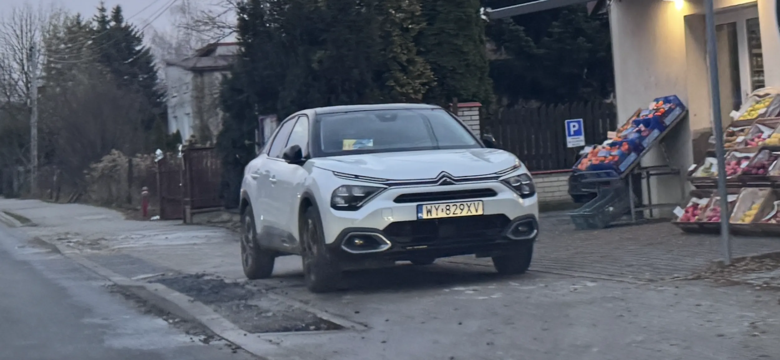 brawo, piękne parkowanie na ścieżce rowerowej. Polecam zrobić prawo jazdy…