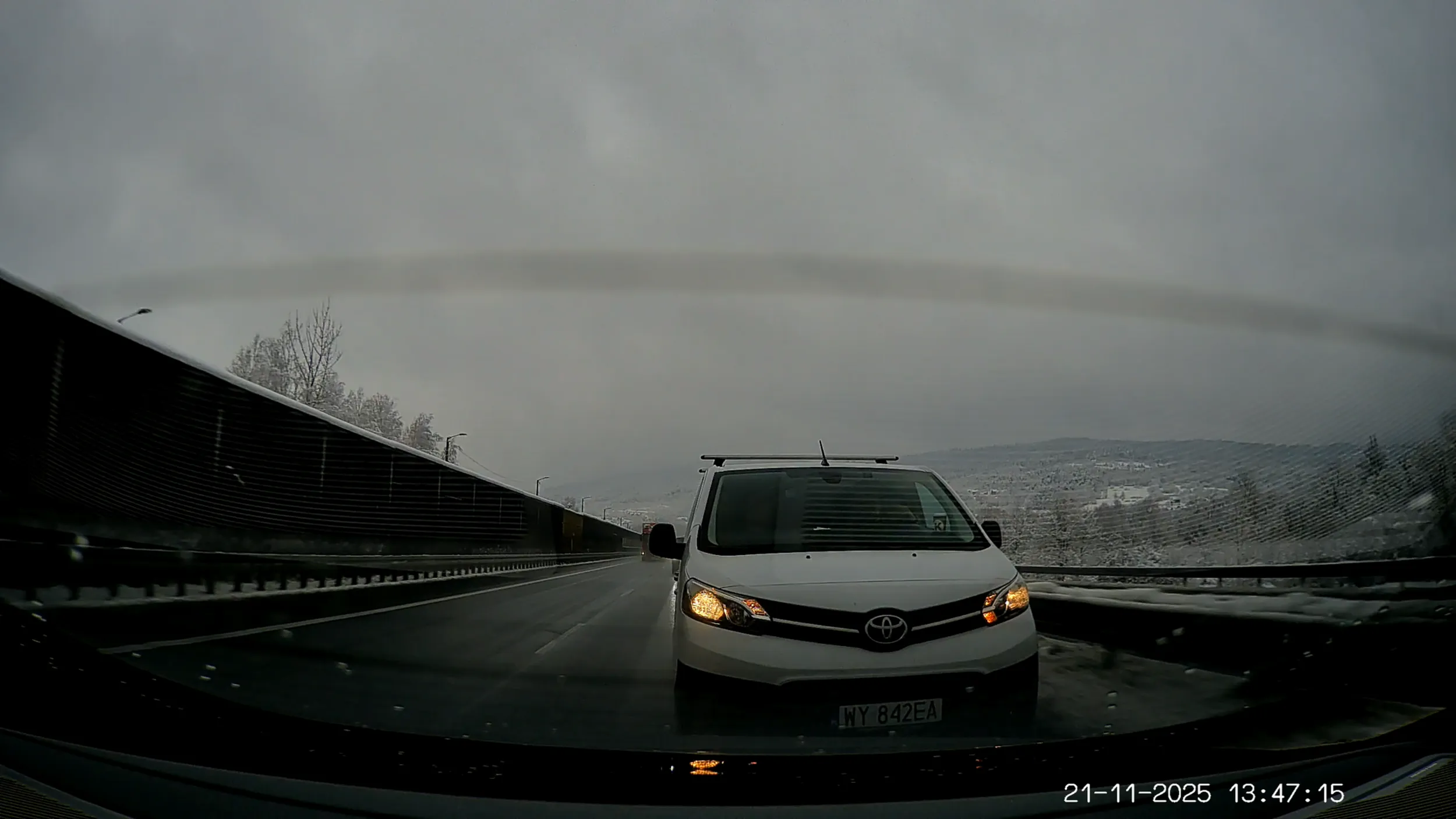 Ja rozumiem, że jest piątek, ale właśnie dlatego sporo osób chce BEZPIECZNIE wrócić po pracy do domu, jest spory ruch, pierwsze opady śniegu, zakopianka, wszyscy jadą z max dozwoloną prędkością, przede mną z zachowaniem odstępu jedzie ciąg samochodów i jeszcze jest wyprzedzanie, po co podjeżdżać pod tył? Przyśpieszyło Ci to coś? Są przepisy, dostosuj się, przeczytaj jaki odstęp należy zachować! Przód + Tył, gdzie widać, że z przodu nie ma lotniska i lewego wolnego, tylko jest normalny odstęp!