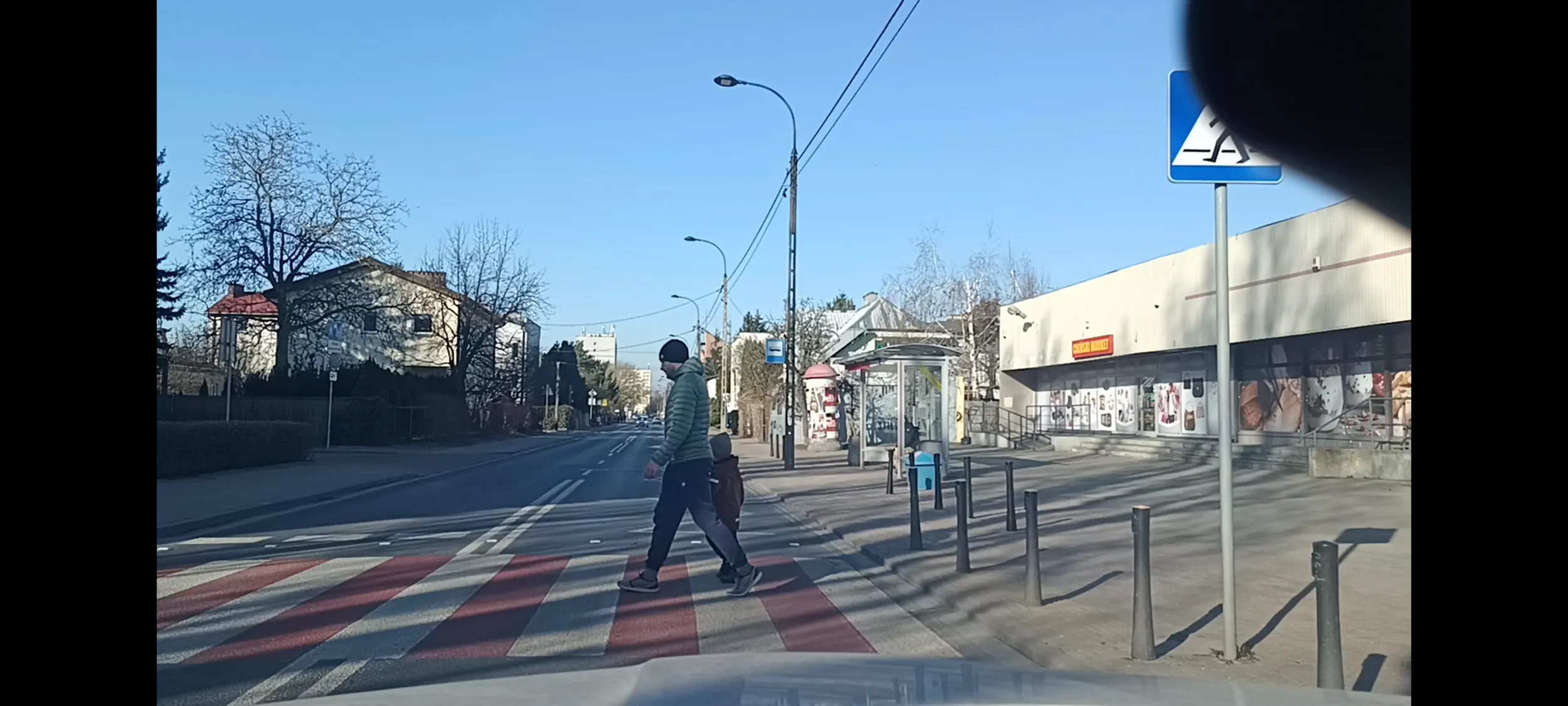 Bandyta drogowy przejeżdża przez przejście dla pieszych i nie ustąpił pierwszeństwa pieszym wchodzącym na przejście