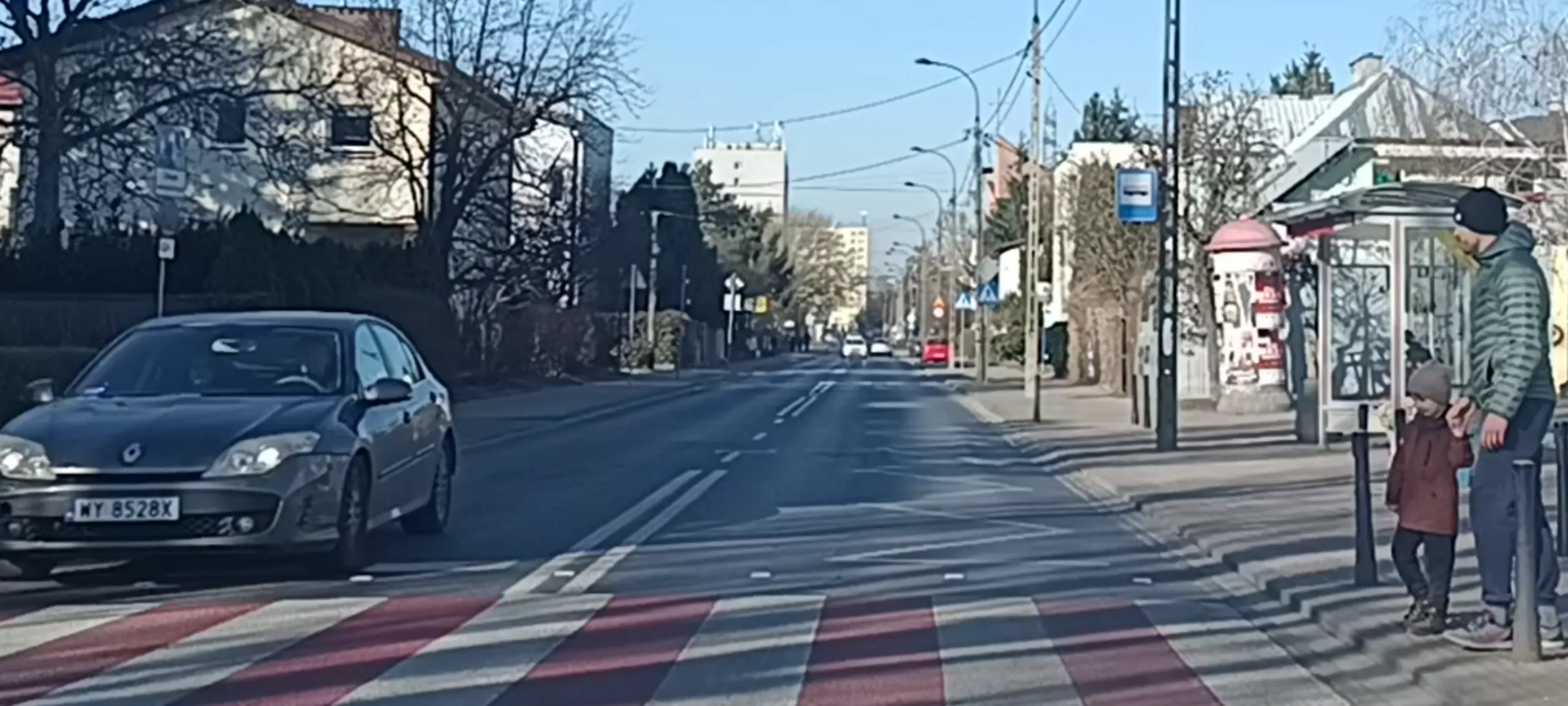 Bandyta drogowy przejeżdża przez przejście dla pieszych i nie ustąpił pierwszeństwa pieszym wchodzącym na przejście