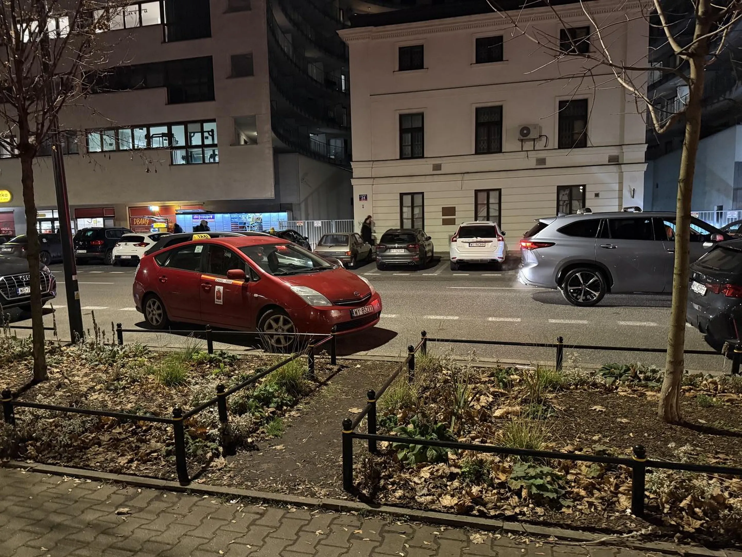 Jebnięty kolega ze wschodu nie umie parkować