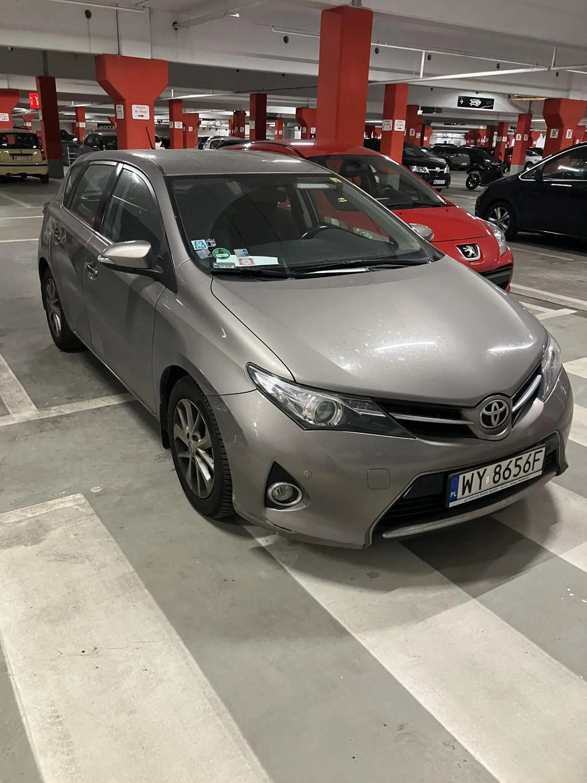 Dla jego mościa Fort Wola zrobił za wąskie miejsca parkingowe.