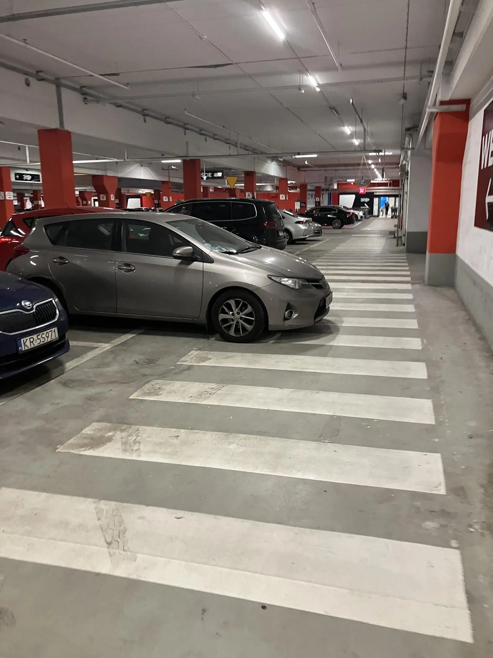 Dla jego mościa Fort Wola zrobił za wąskie miejsca parkingowe.