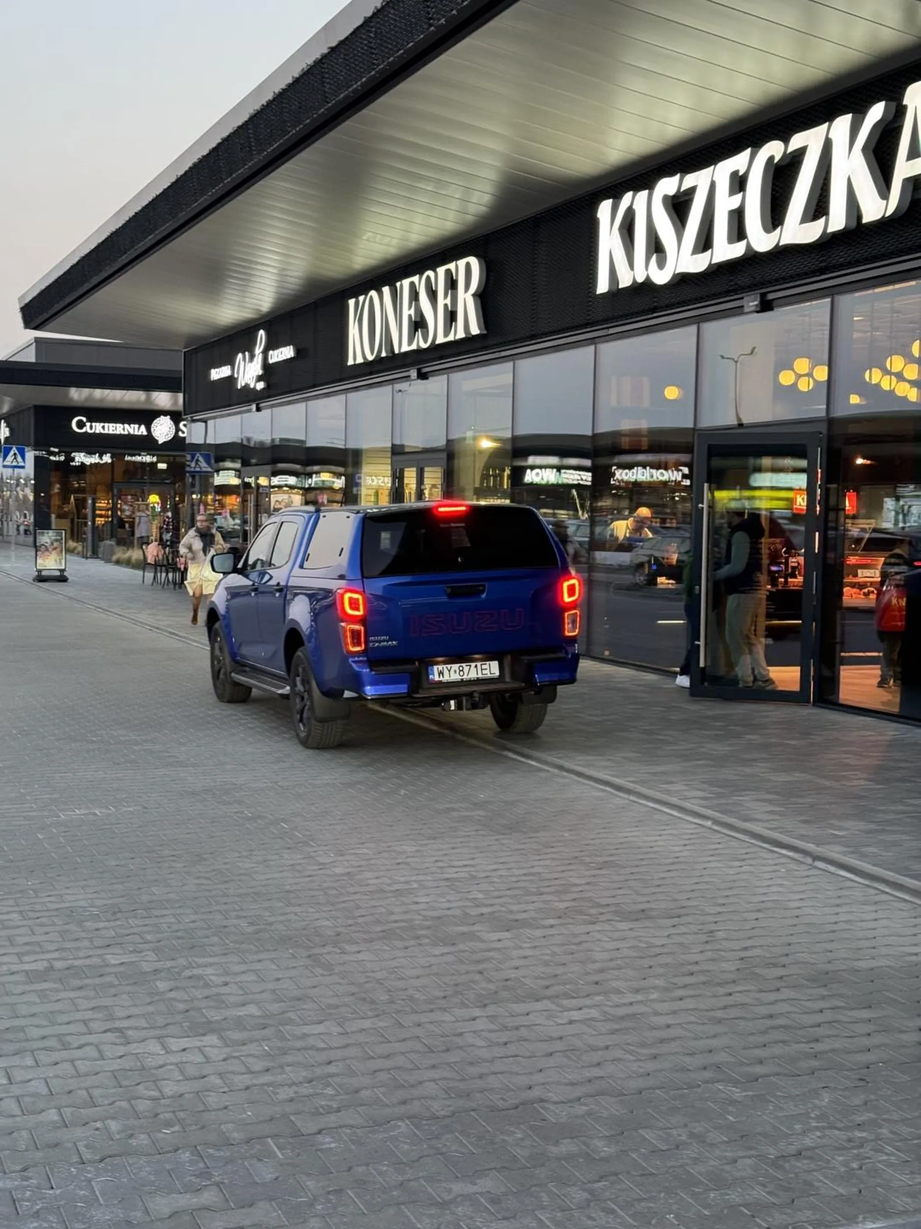 Kilkadziesiąt miejsc dookoła (centrum handlowe), ale gość musi podjechać pod samo wejście. Ciemnota umysłowa.