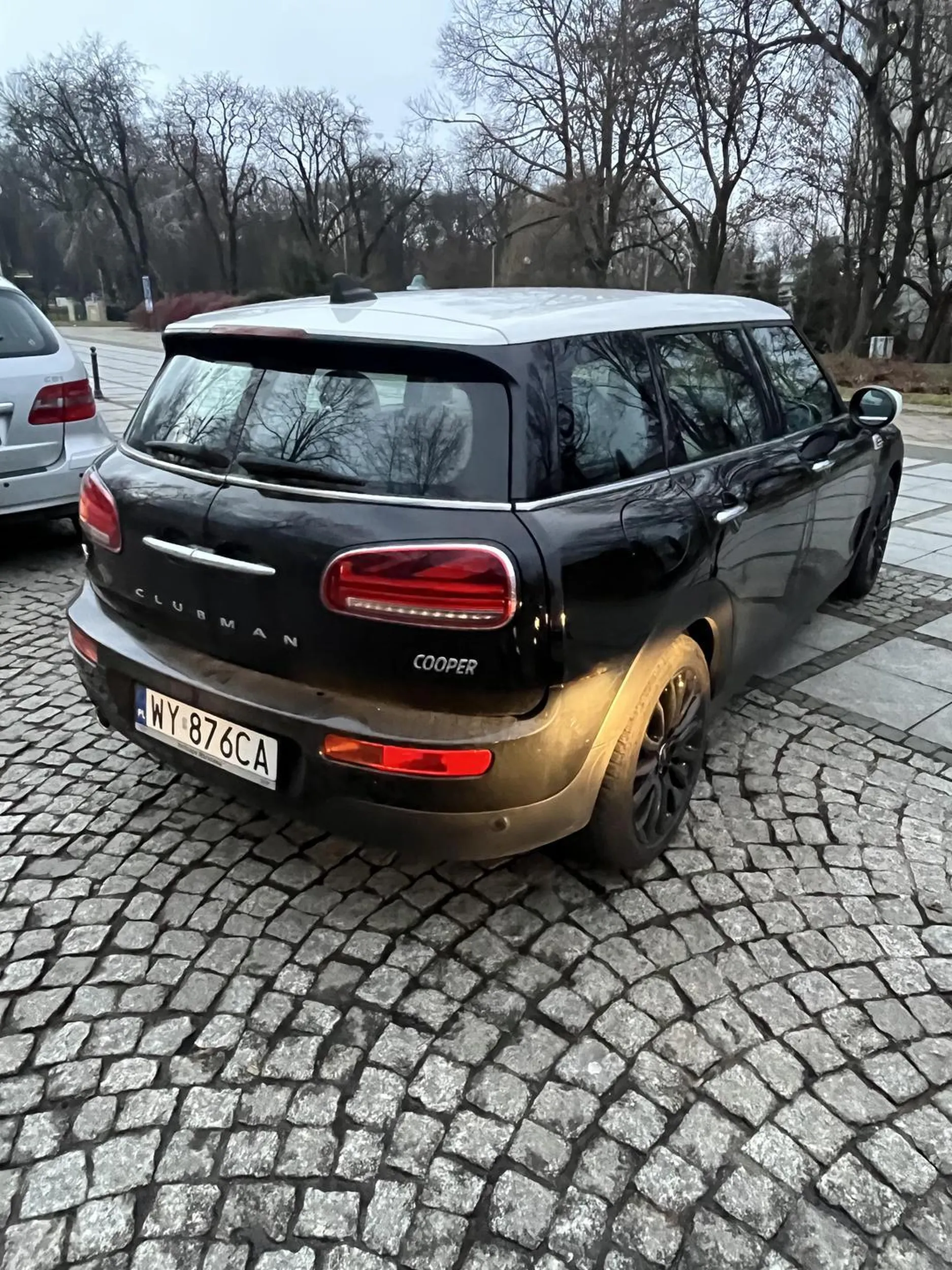 Jak nie potrafisz parkować równolegle to oddaj prawko. Nie dało się wyjechać przez idiotę