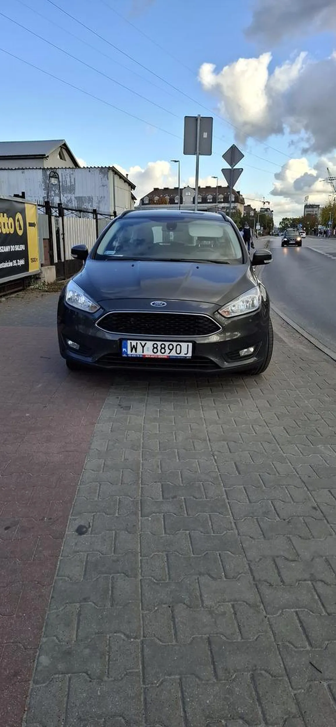 Chlop/baba stoi na Chodniku i blokuje przejście... ŻENADA