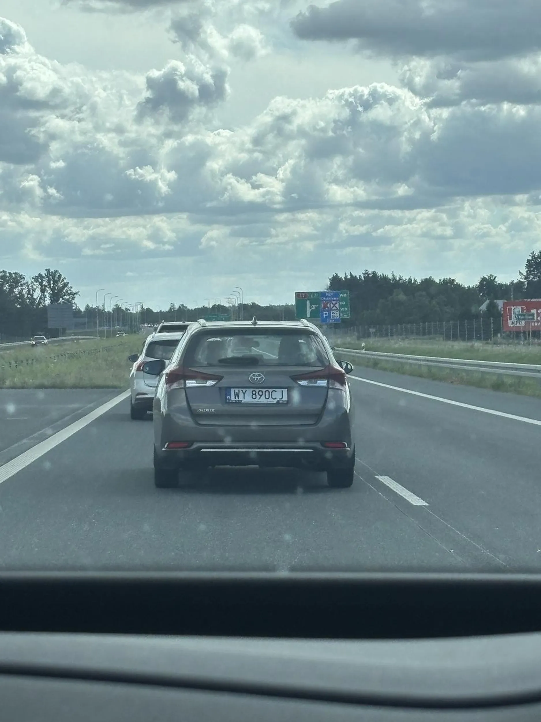 Masakryczny kierowca. Jedziemy na S7 z długiego weekendu po 15 sierpnia, ciasno na drodze i na siłę sie wciska, mimo że nic mu to nie daje.