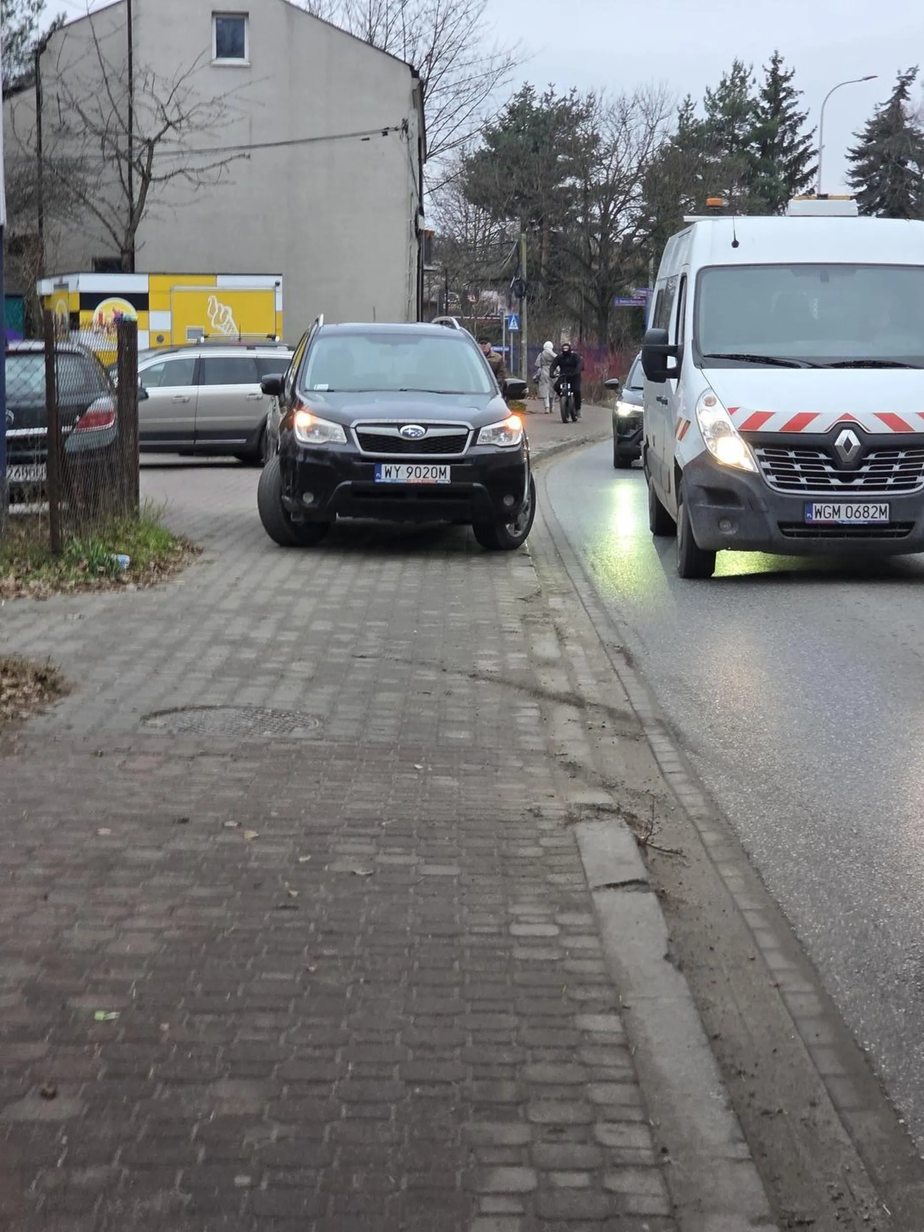 A zastawię sobie cały chodnik i skocze na chwilę po chińszczyznę z Action. No co, na awaryjnych stoję to przecież można?!