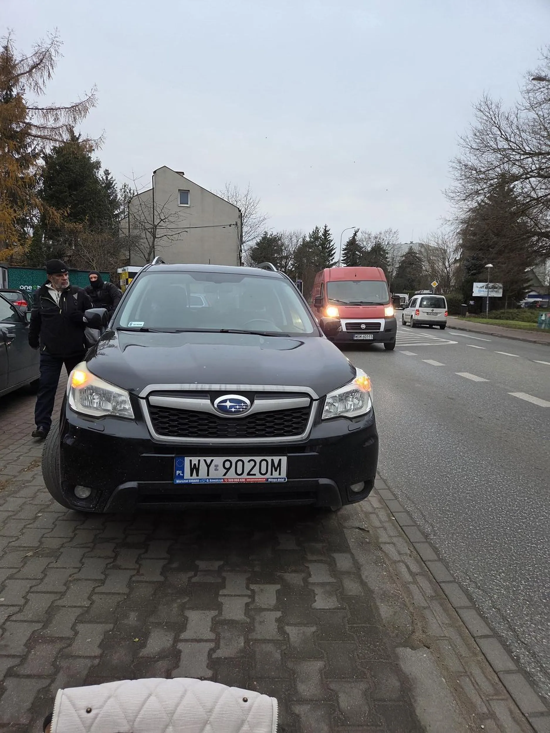 A zastawię sobie cały chodnik i skocze na chwilę po chińszczyznę z Action. No co, na awaryjnych stoję to przecież można?!