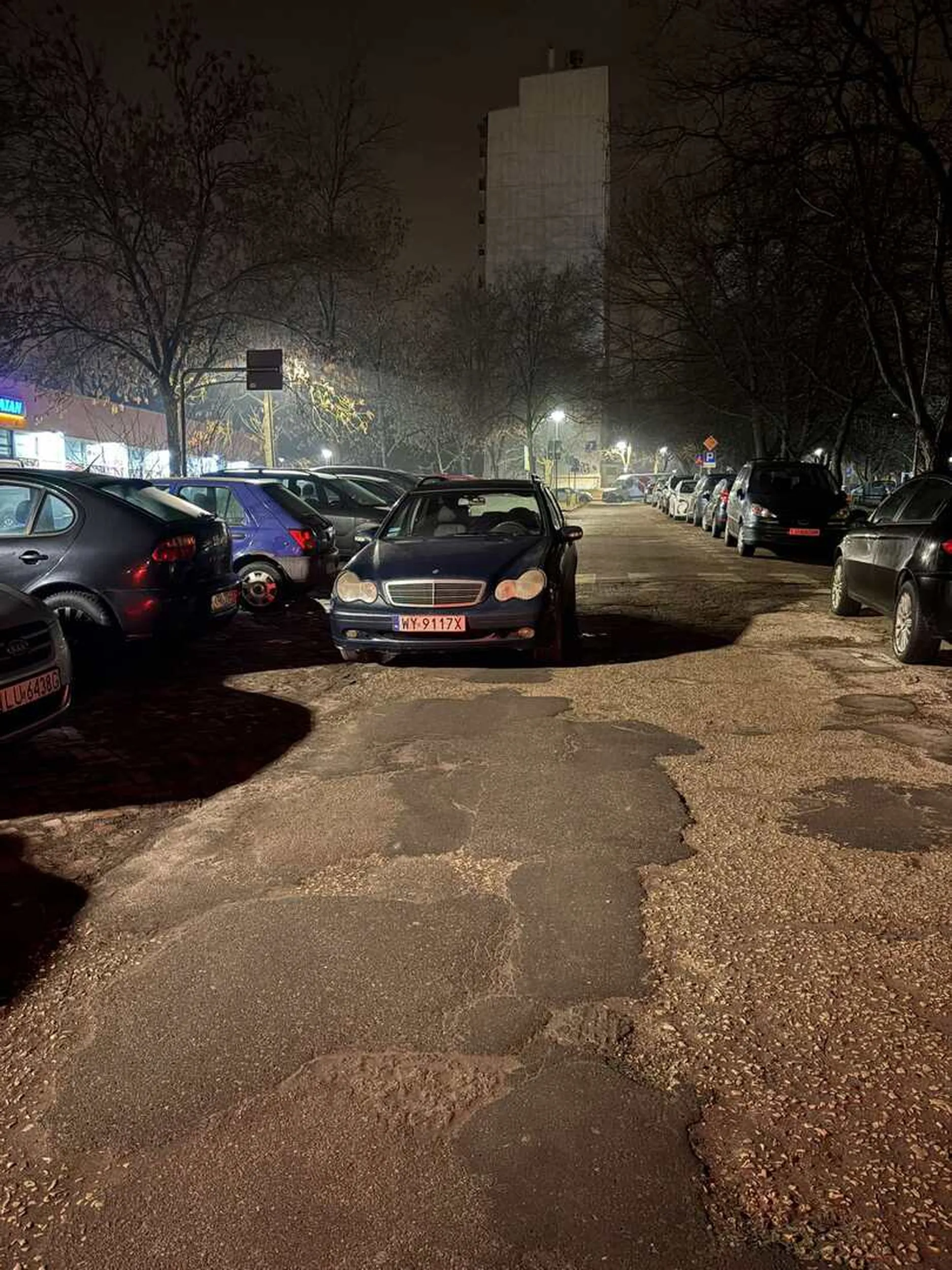 Zaparkowałeś tego gruza tak, że zastawiłeś innych, a dodatkowo nic szerszego niż osobówka się nie przeciśnie przez jednokierunkową, osiołku.