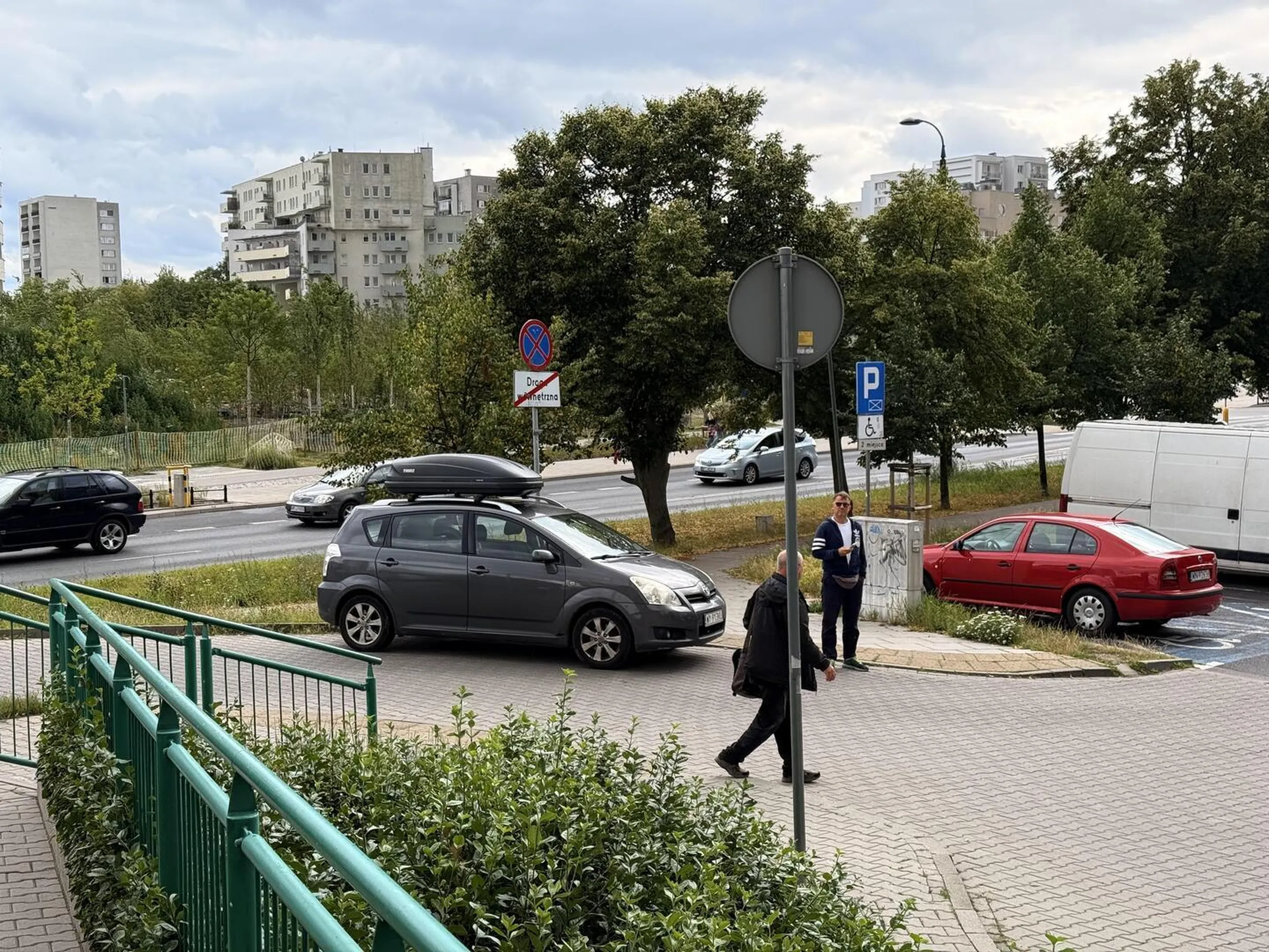 W połowie na zakazie zatrzymania się a w połowie na przejściu dla pieszych. Po zwróceniu uwagi cofną się o pół metra.