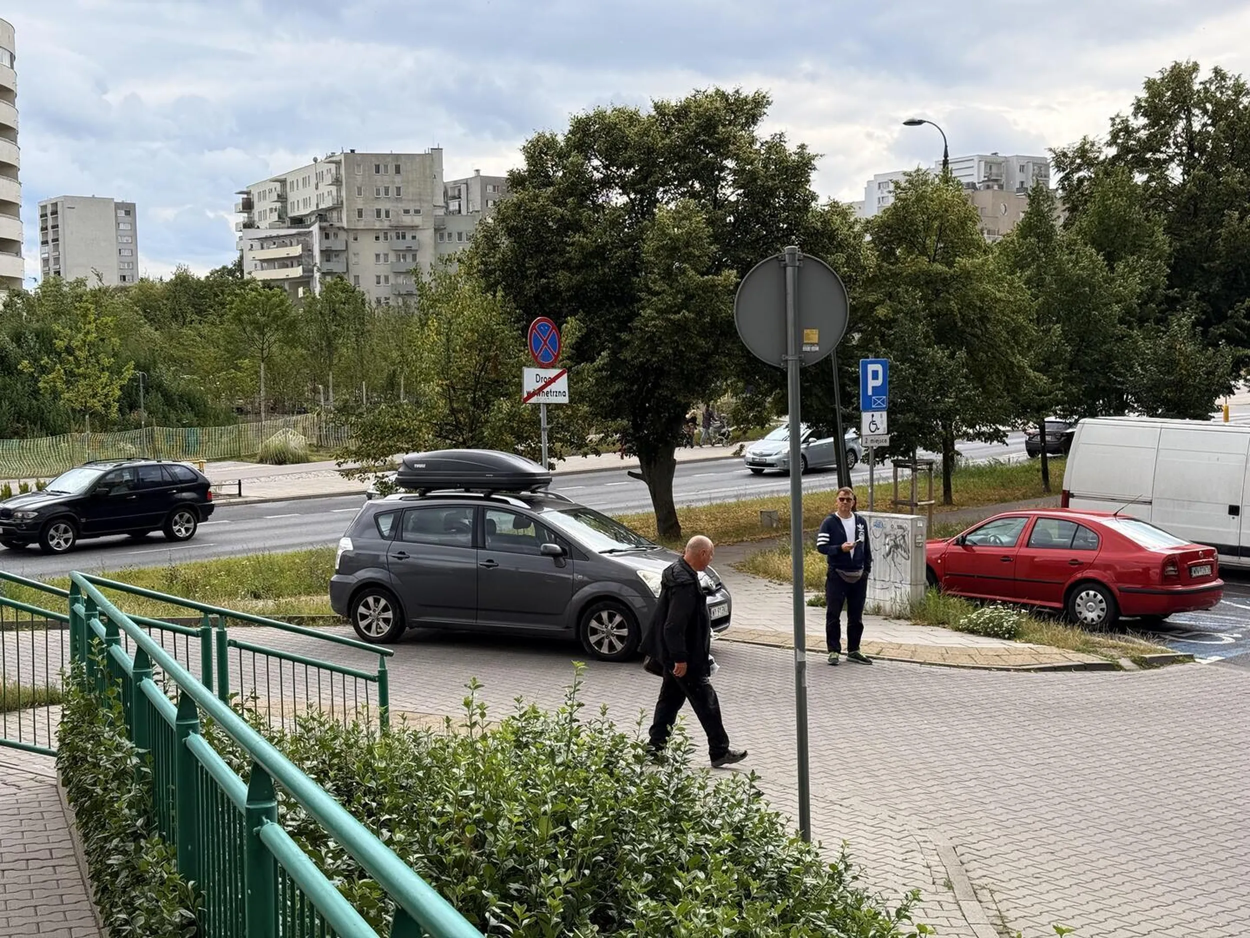 W połowie na zakazie zatrzymania się a w połowie na przejściu dla pieszych. Po zwróceniu uwagi cofną się o pół metra.