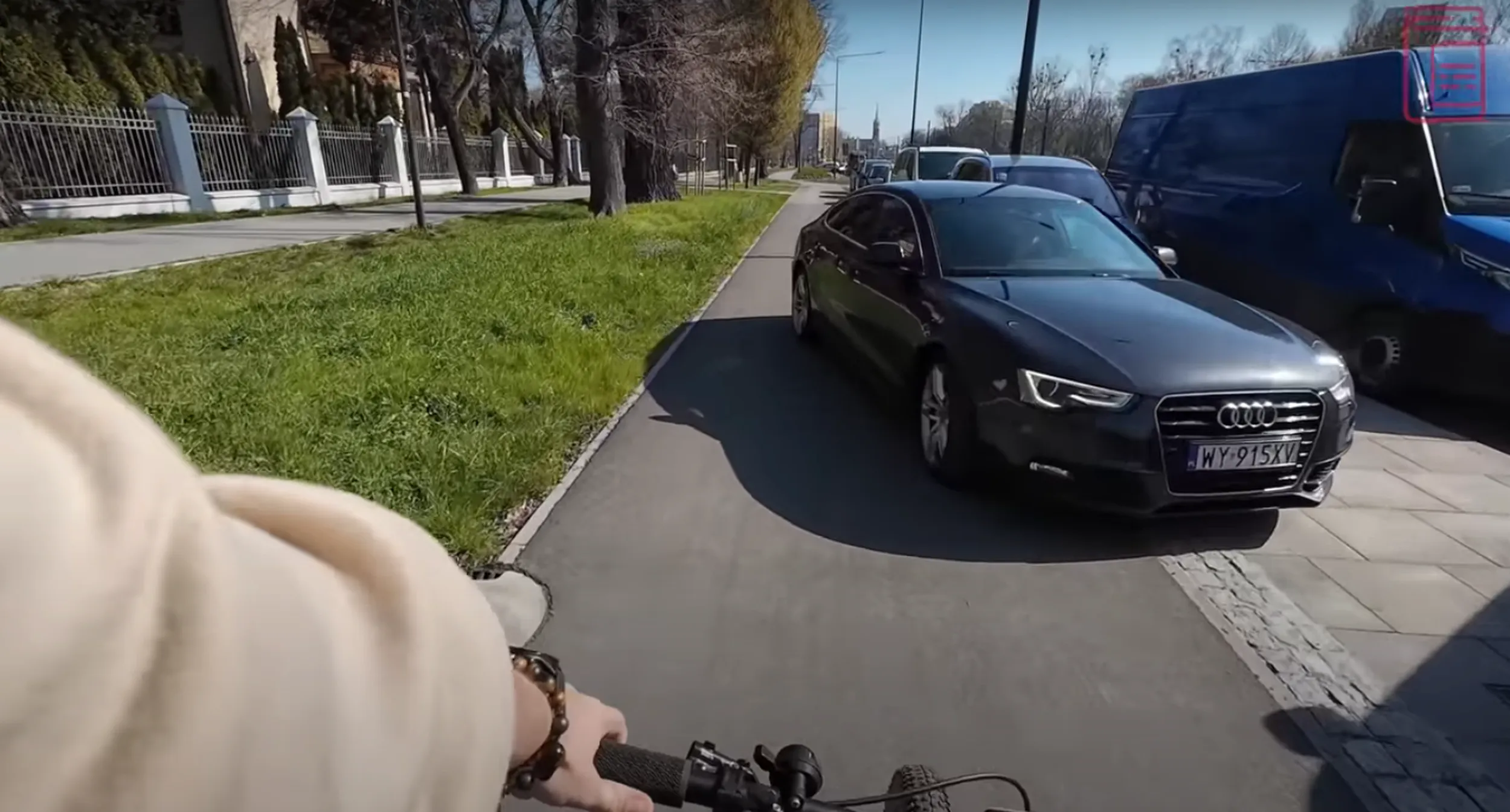 Jeździ po chodniki i drodze dla rowerów