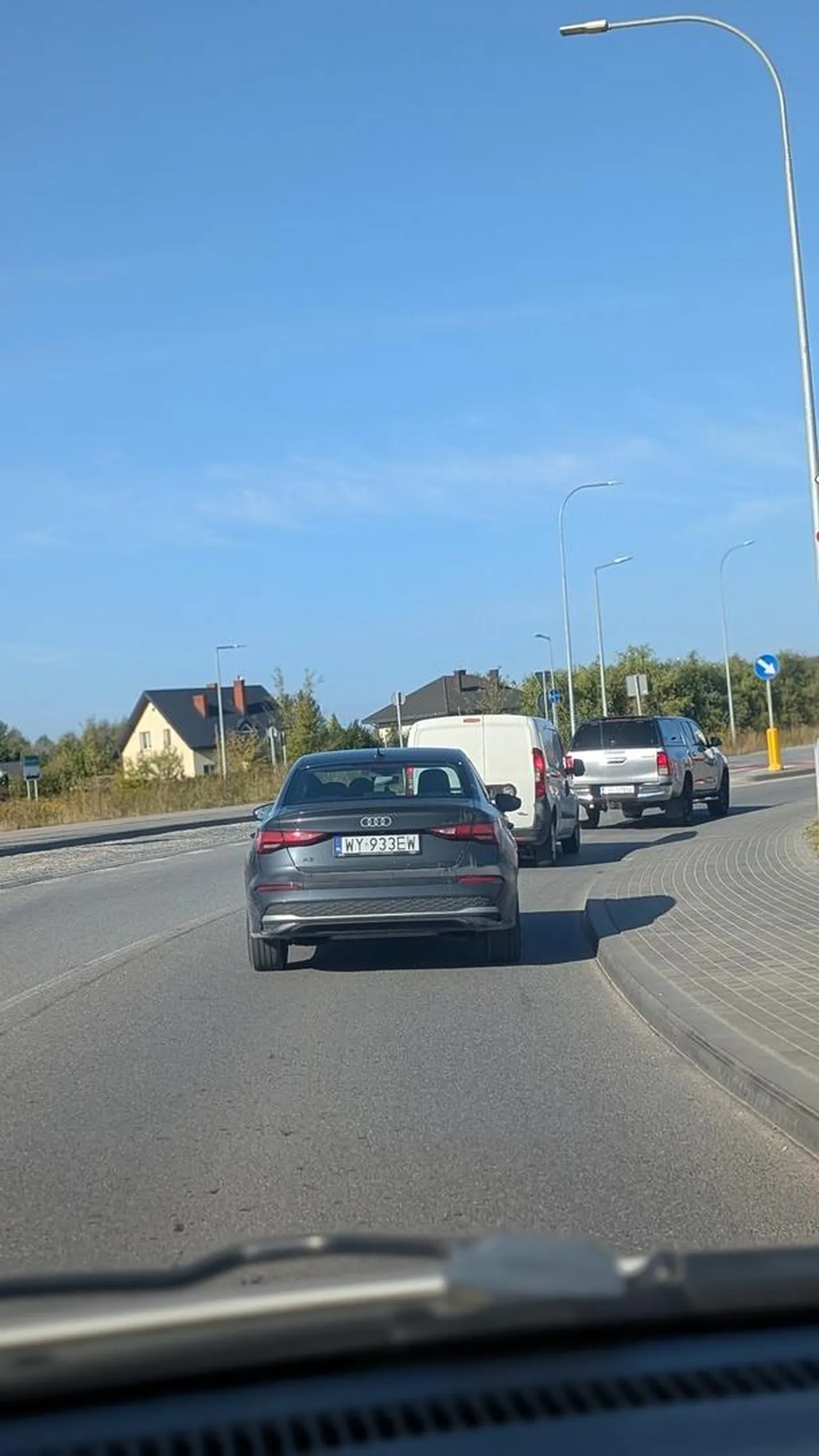 Brudas wyrzuca śmieci przez okno. Jak można w 2025 roku nadal tak śmiecić?