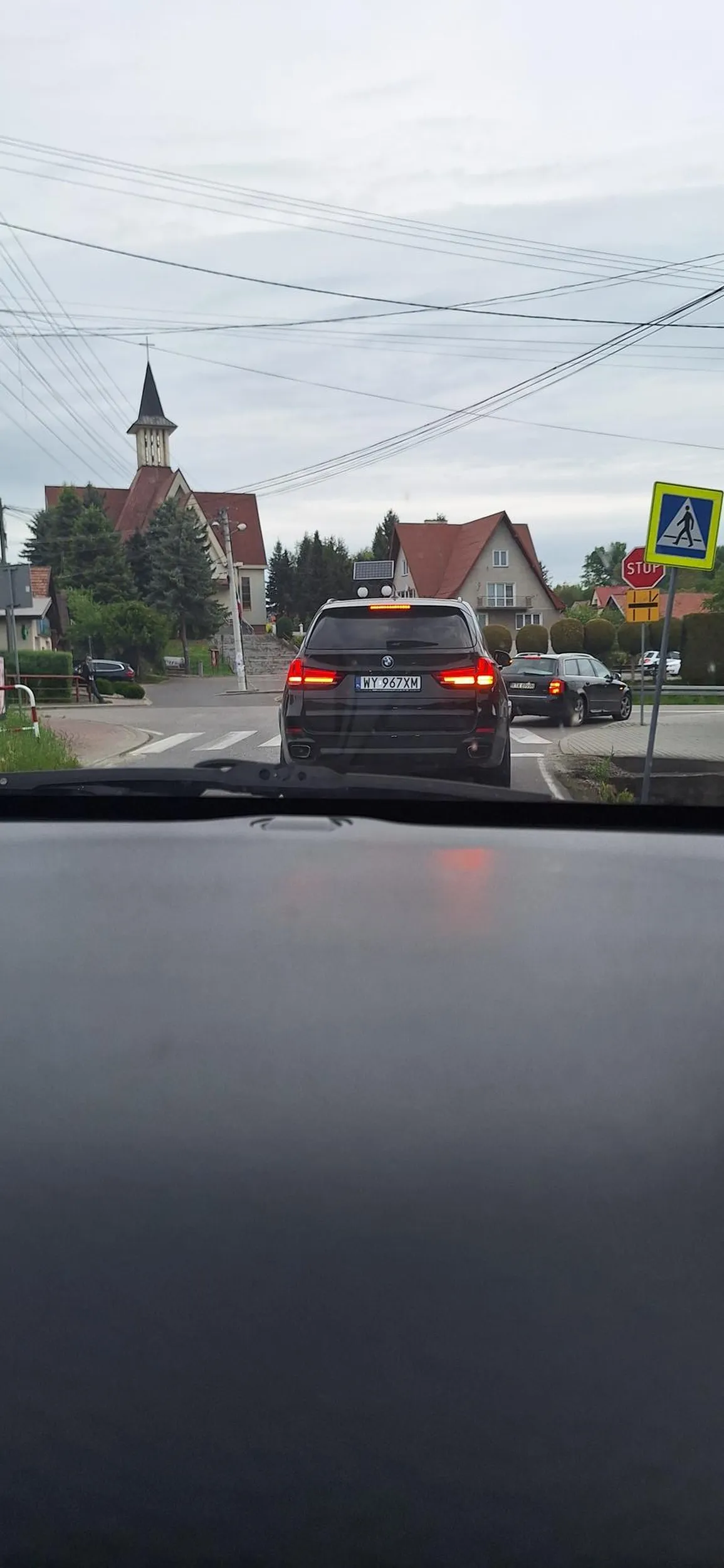 Bardzo Mały Wątek Wyprzedanie na zakręcie i wymuszenie na innych uczestnikach zatrzymania się i robienia hrabiemu miejsca, żeby nie doszło do zderzenia. Później obrażony krol jechał 30.km/h