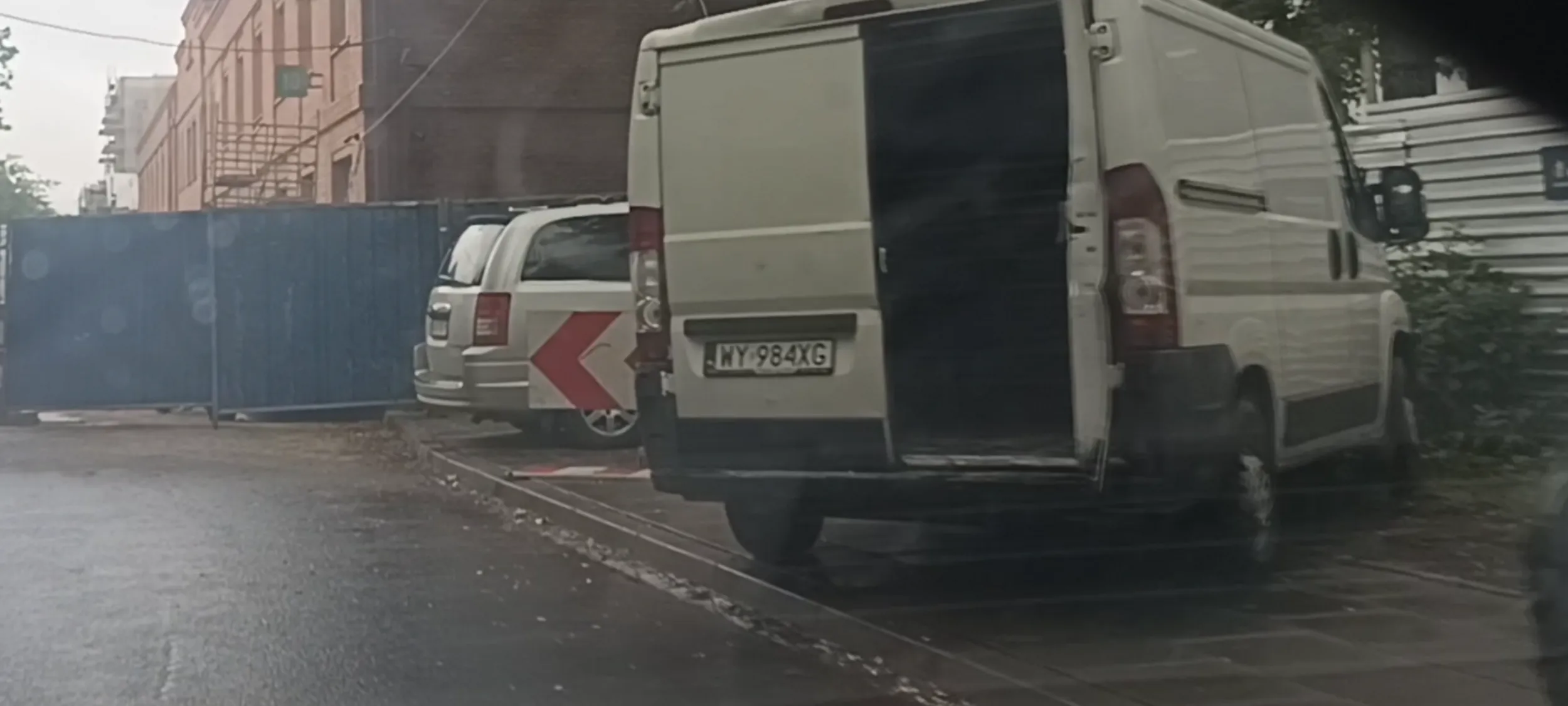 Na trawniku się nie parkuje