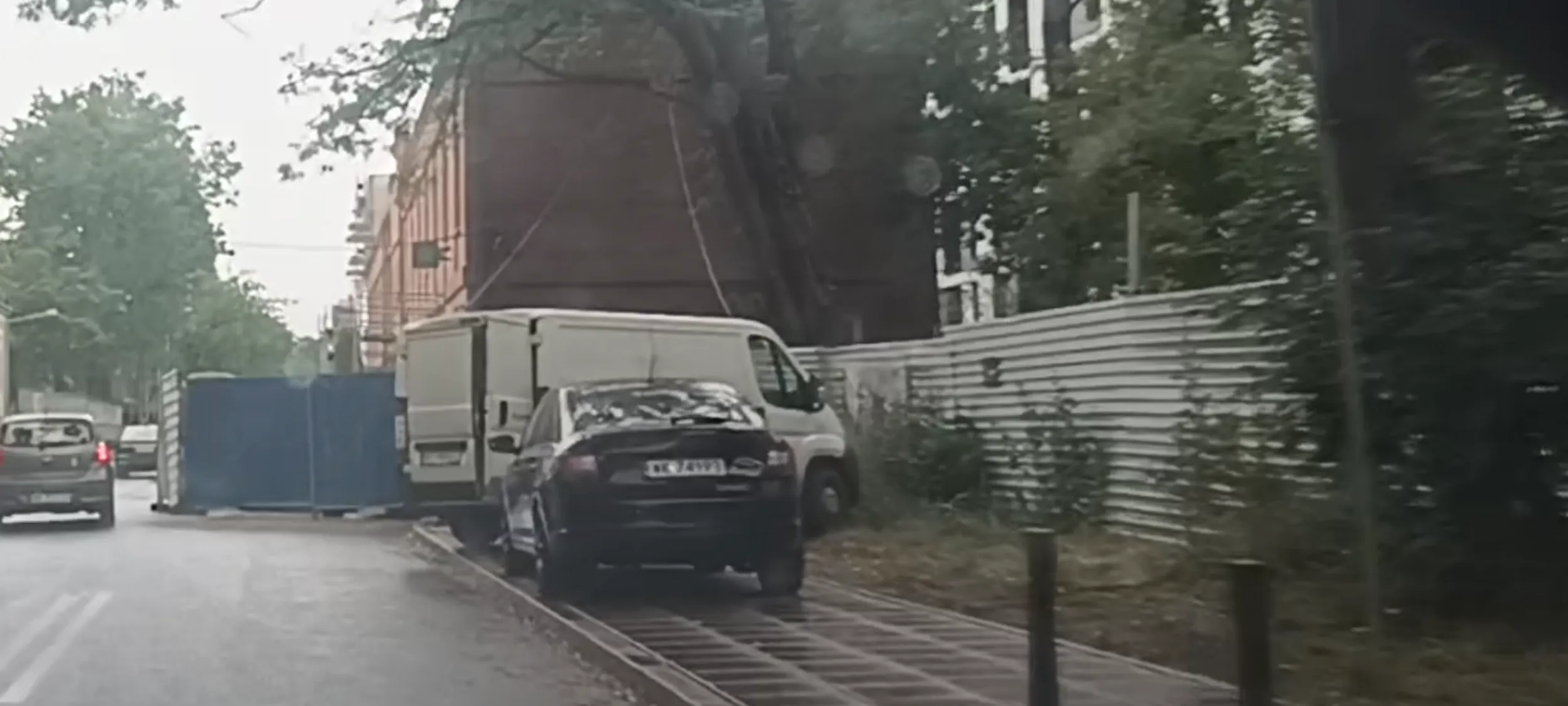 Na trawniku się nie parkuje