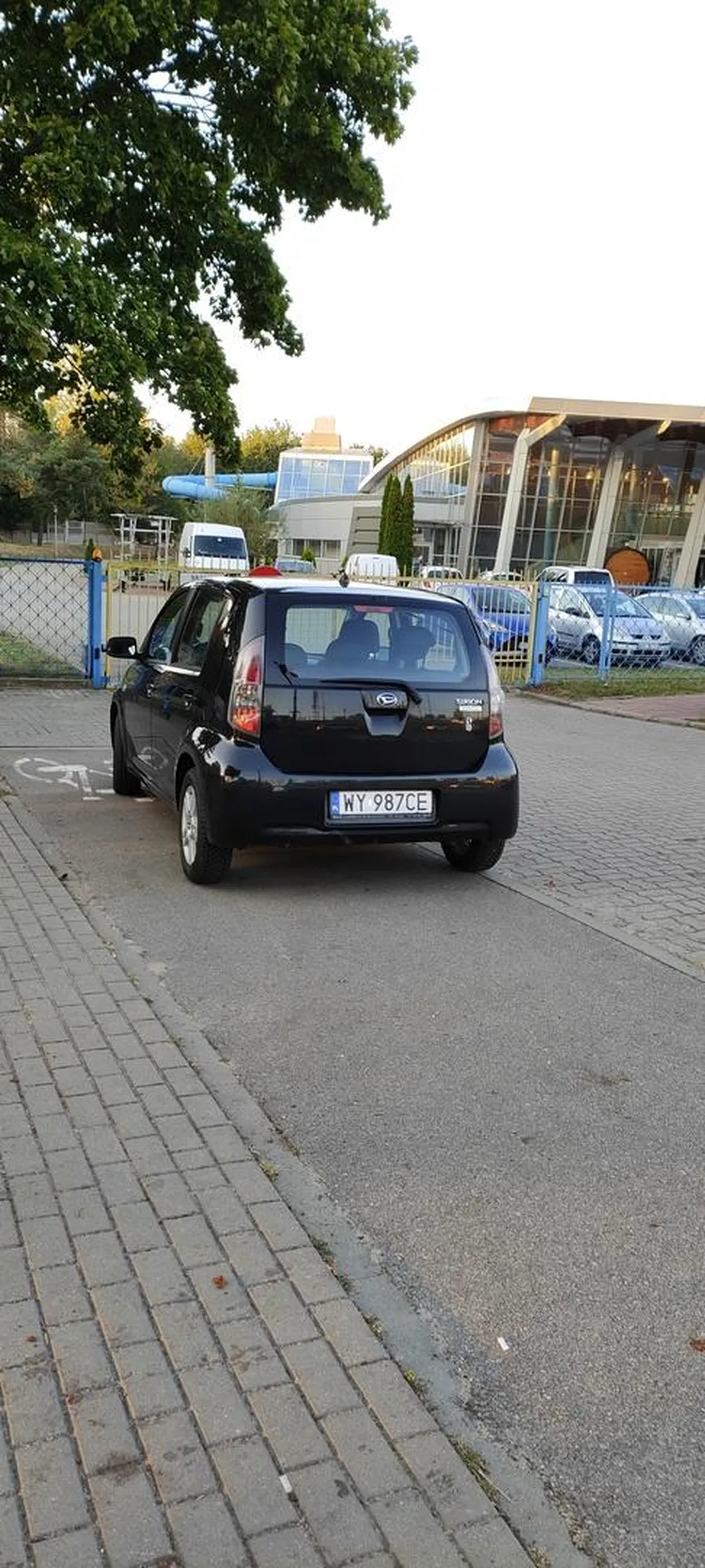 Pani ewidentnie wygrała prawo jazdy w chipsach, gdyż zaparkowała na ścieżce rowerowej gdy obok miała parking.