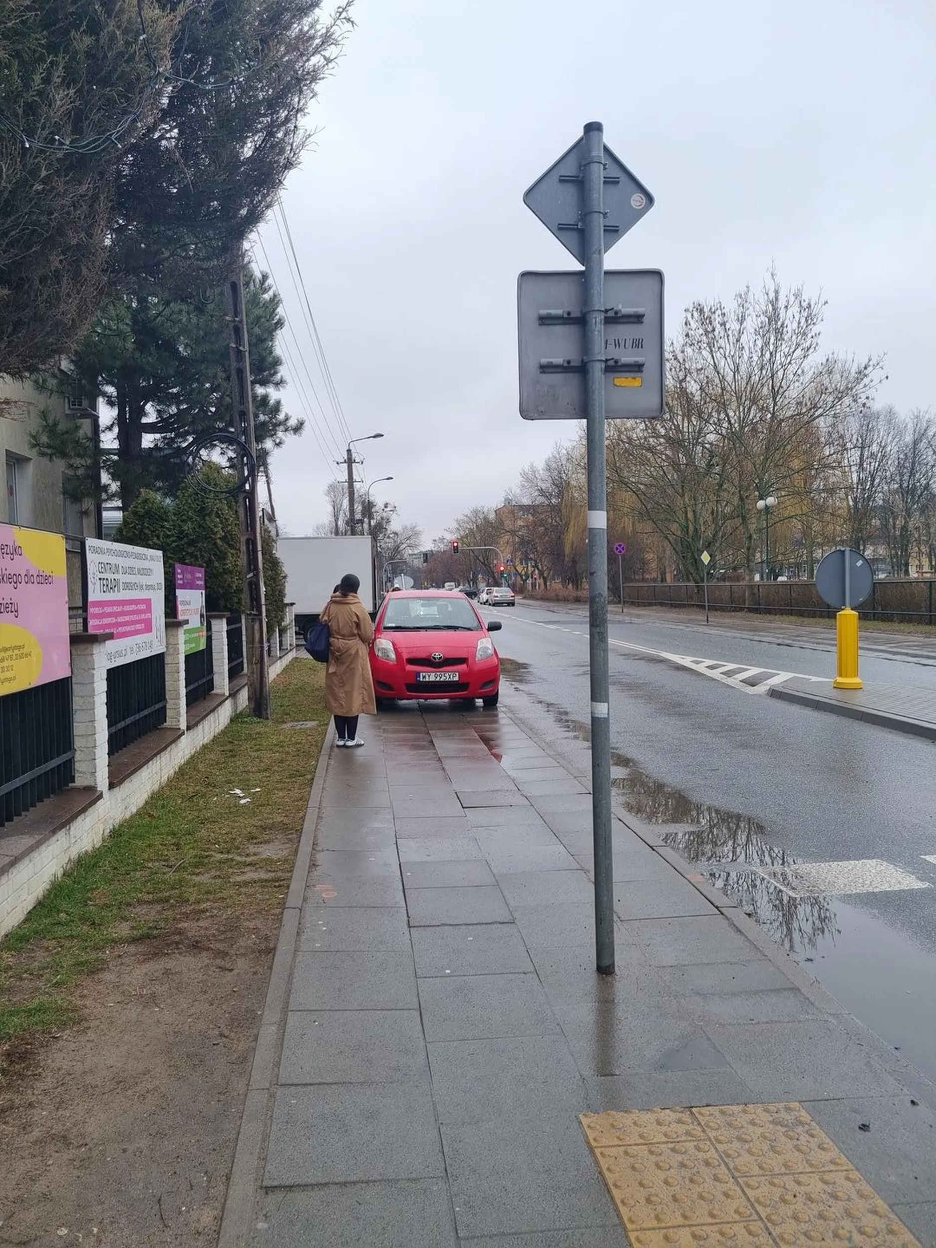 Mistrz parkowania. Mimo, że tuż obok są uliczki pozwalające na spokojne parkowanie musiał zostawić samochód na środku chodnika.