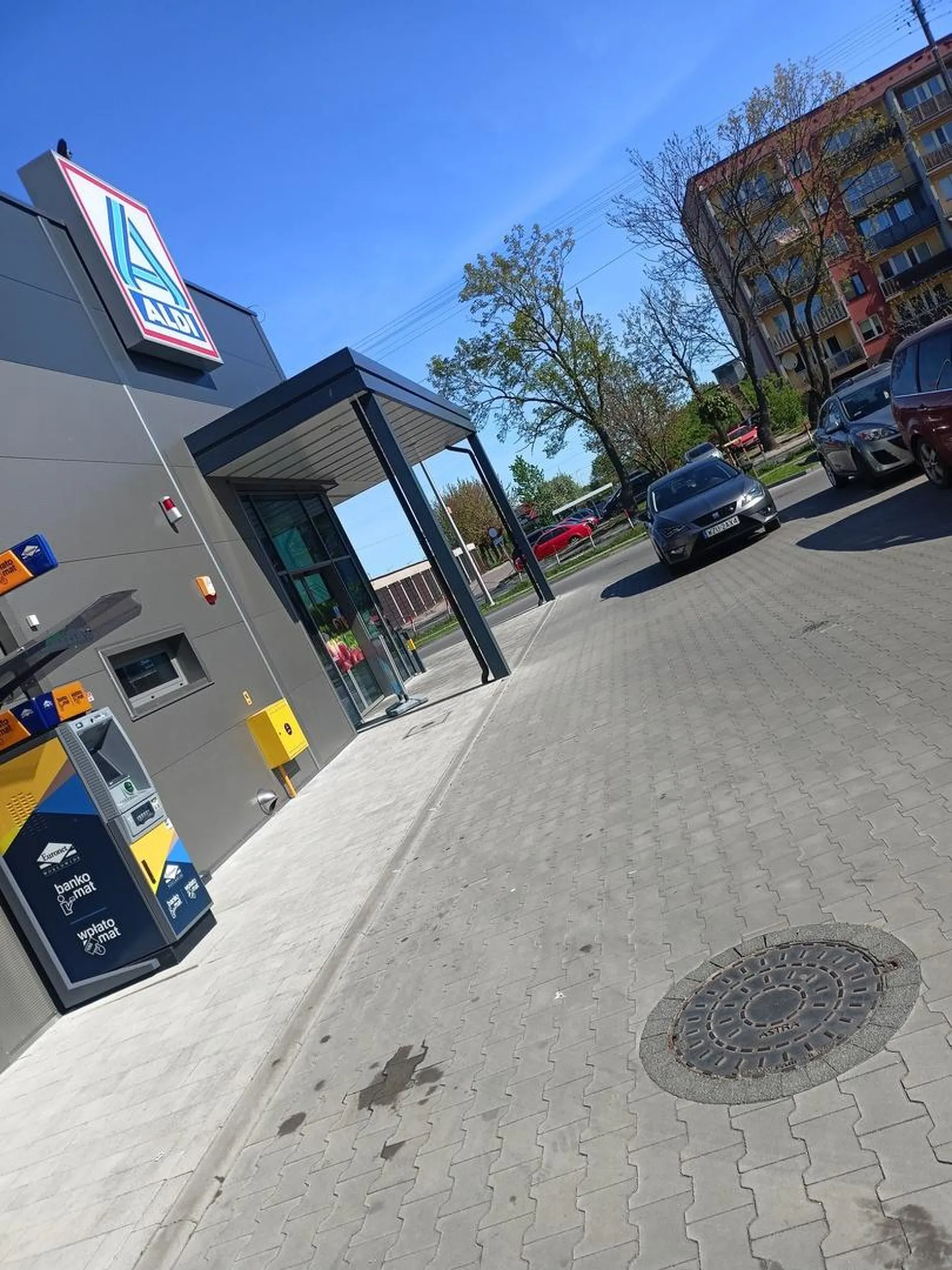 Tyle miejsca ale nie umie stanąć na miejscu parkingowym. Zaraz do sklepu wiedzie.