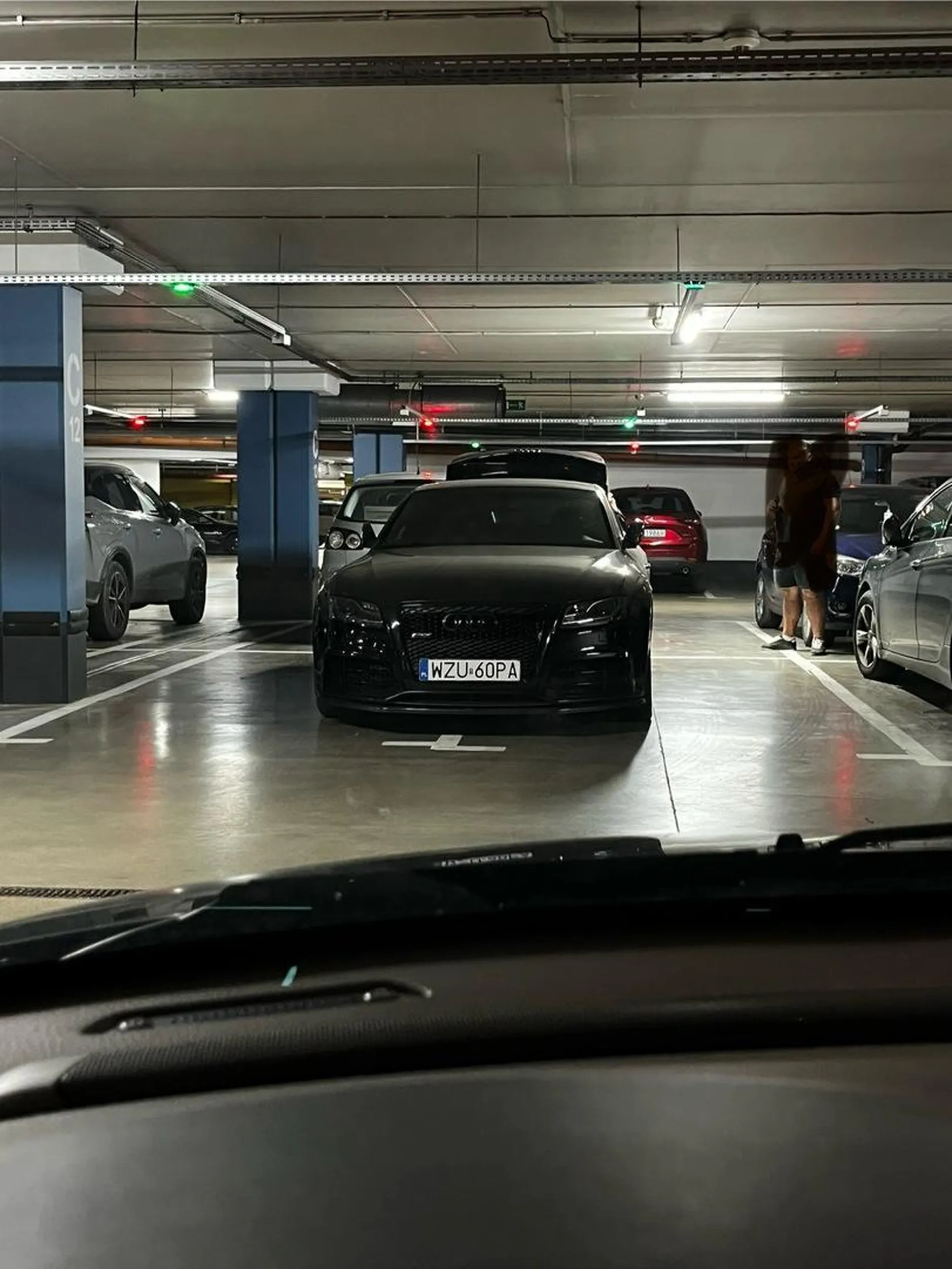 Ale naucz się parkować, a nie dwa miejsca w centrum handlowym zajmujesz