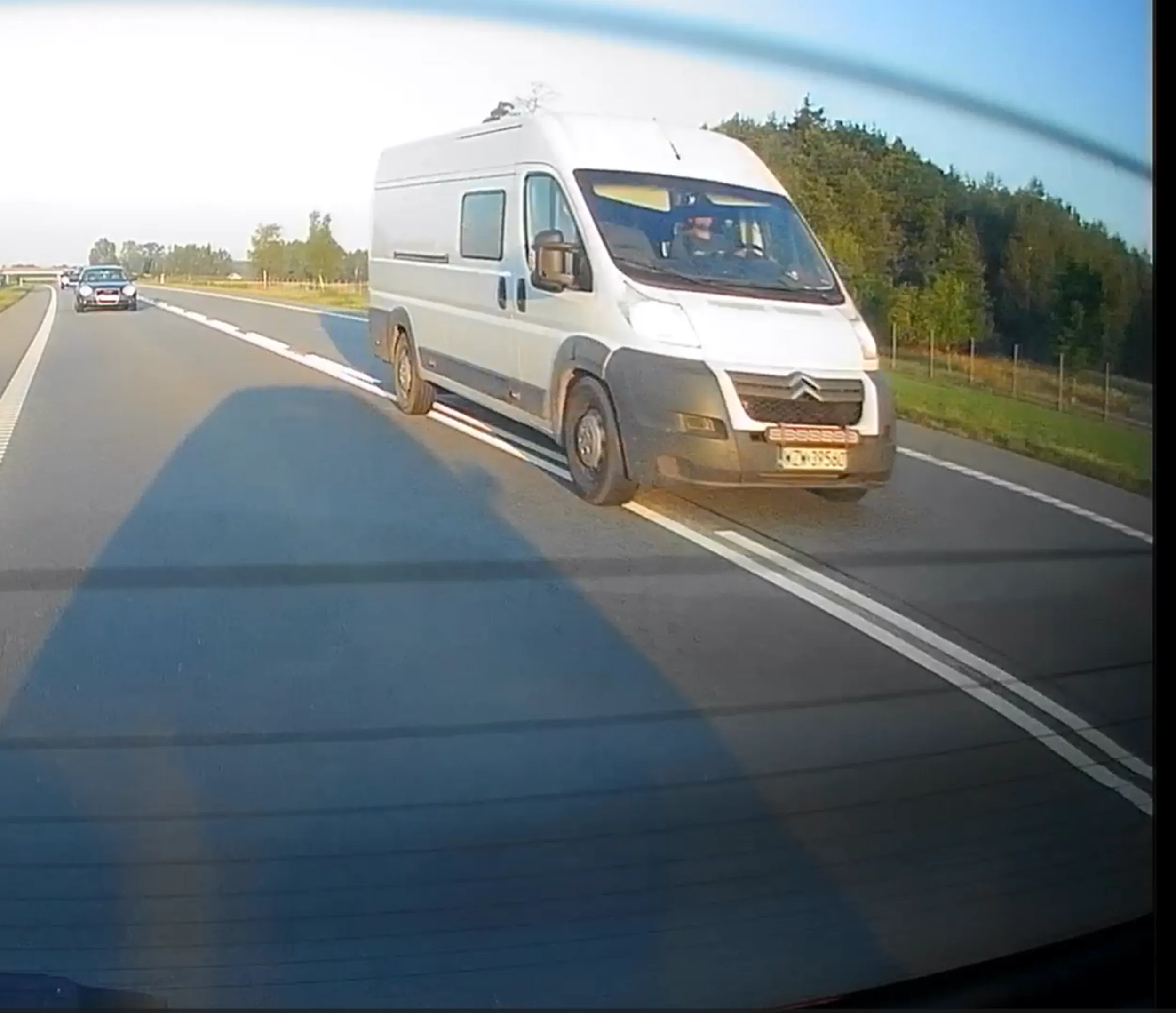 Biały bus na trzeciego wyprzedza na S12... typowe