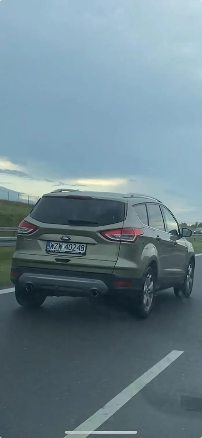 Zajeżdża drogę przy 120 km/h powodując zagrożenie na drodze.