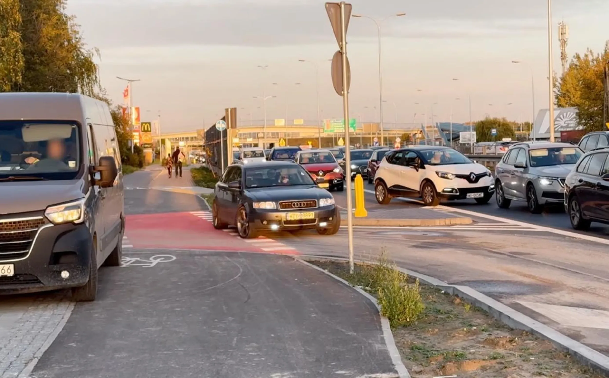 Omijanie korku przez skrzyżowanie i ścieżkę rowerową.