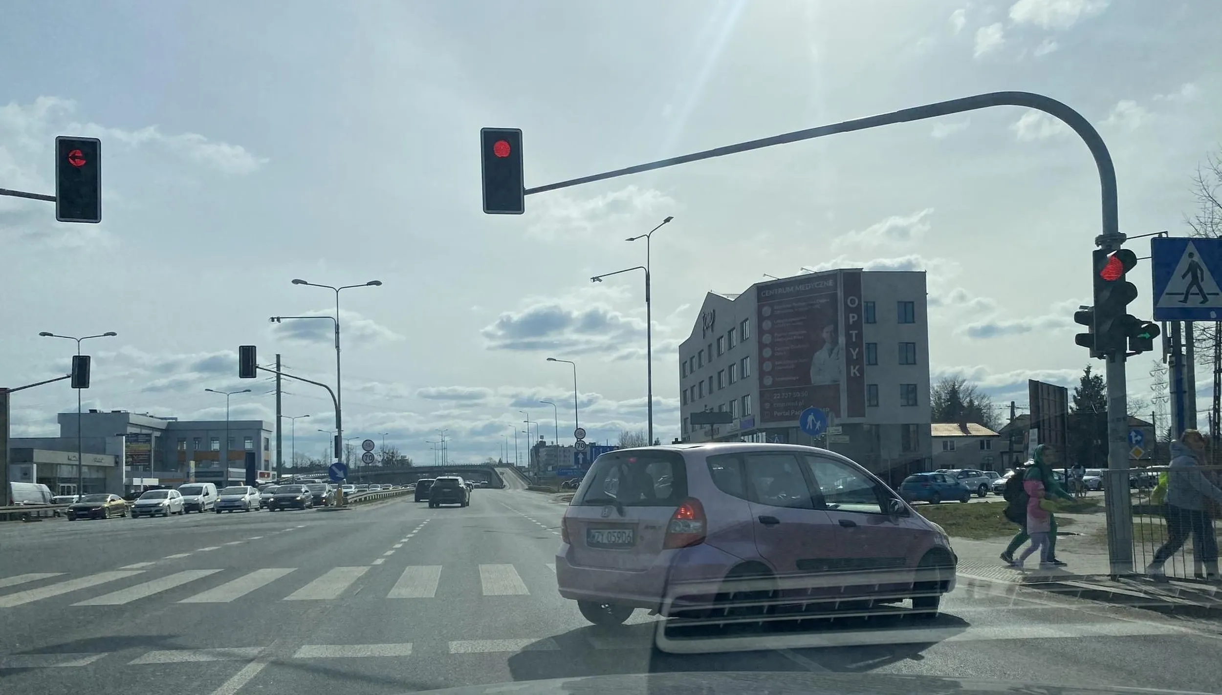 Jezdzi samochodem przez przejscie dla pieszych w poprzek jezdni - to chyba chore?