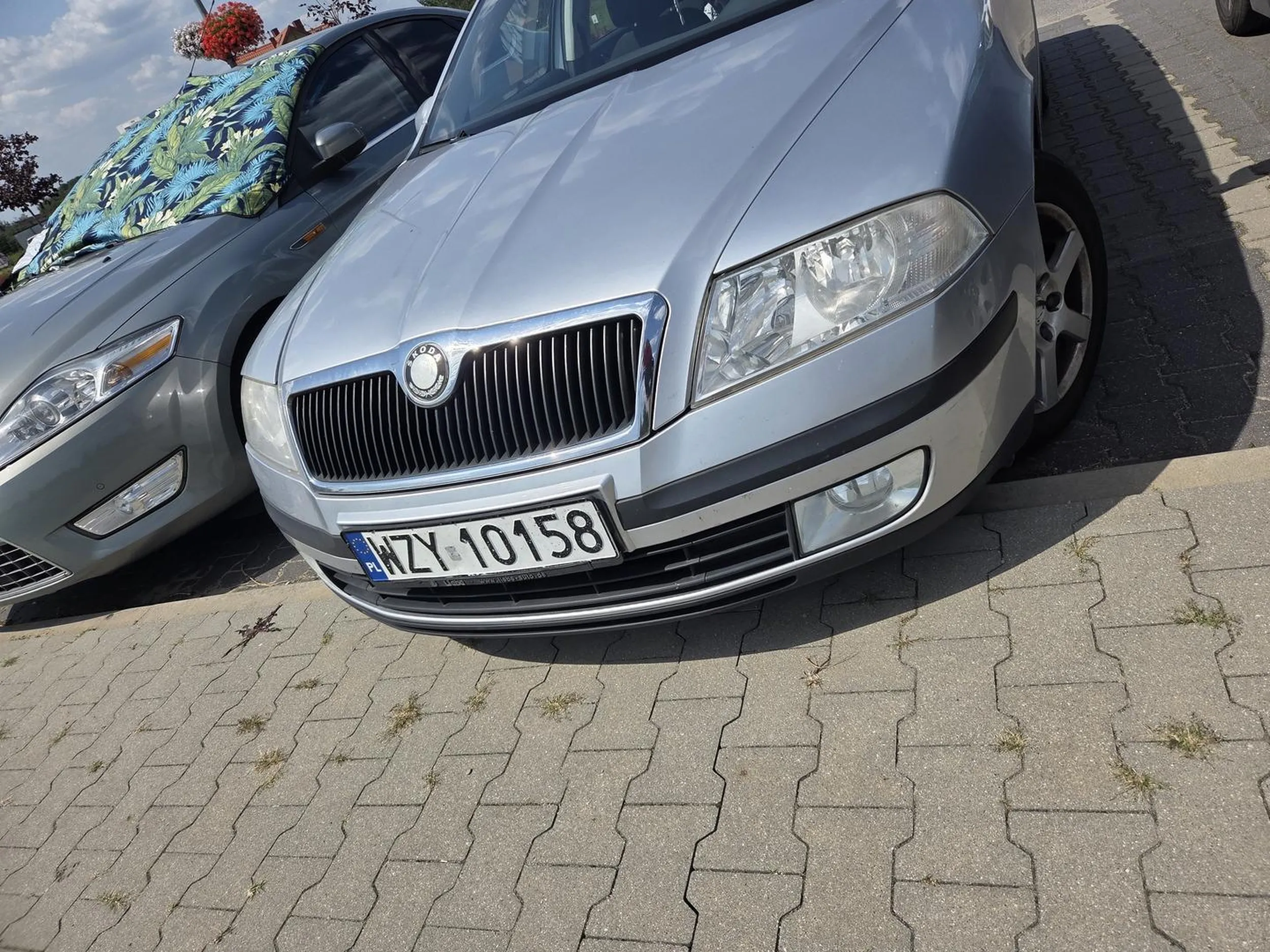 Pan z dziecmi zarysowali mi auto swoimi drzwiami wchodząc i odjechali gdyby nigdy nic.. sprawa zgłoszona na policję