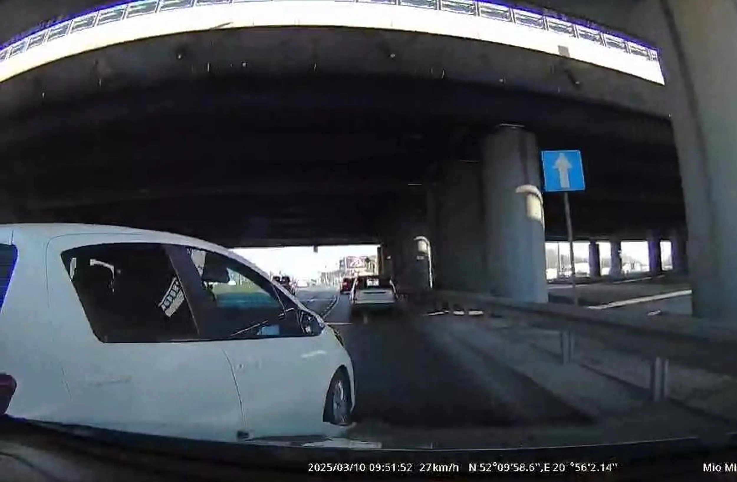 Najpierw naucz sie jeździć a później zakładaj pseudo grupy dla poszkodowanych z seodkowego pasa skręca w prawo zamiast na srodkowy