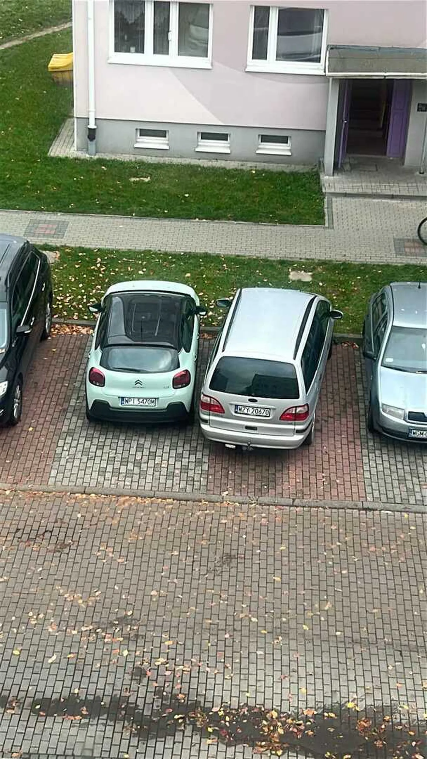 Radzę wrócić na kurs prawa jazdy albo przesiąść się na rower, zdecydowanie za mało miejsca żeby poprawnie zaparkować, żenada  ?‍♂️