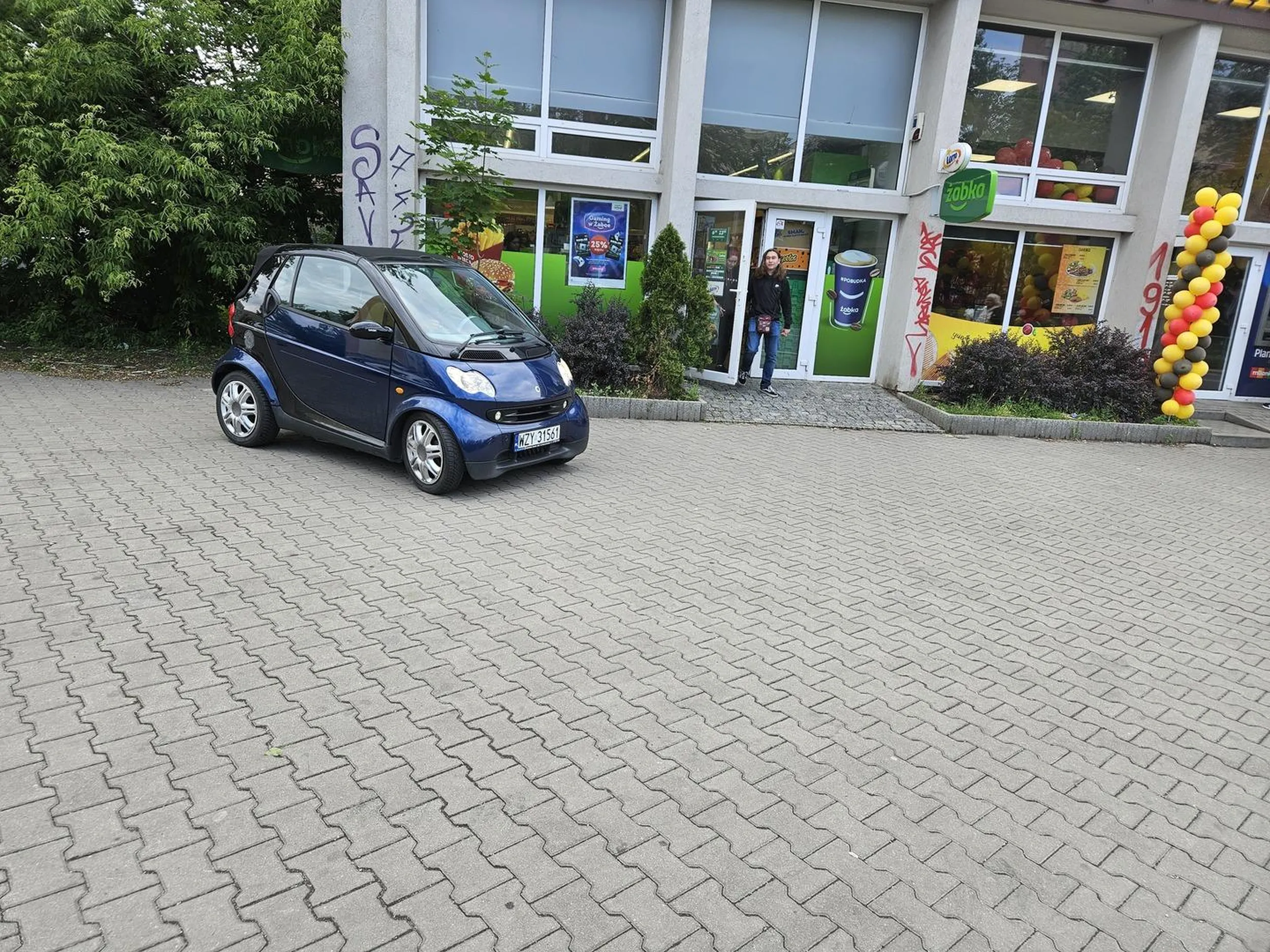 Gratuluję gamoniu tak gwałtownych manewrów na chodniku. Zrób w końcu prawo jazdy