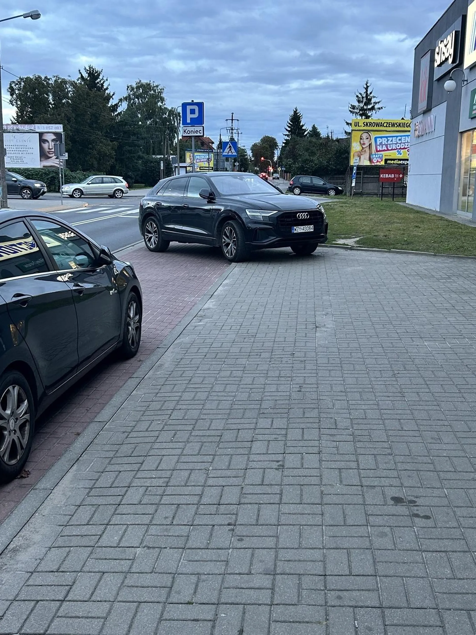 Naucz się parkować, bo blokujesz chodnik na głównej ulicy. Po drugiej stronie pasażu pół parkingu wolne, ale dupy się ruszyć pewnie nie chciało