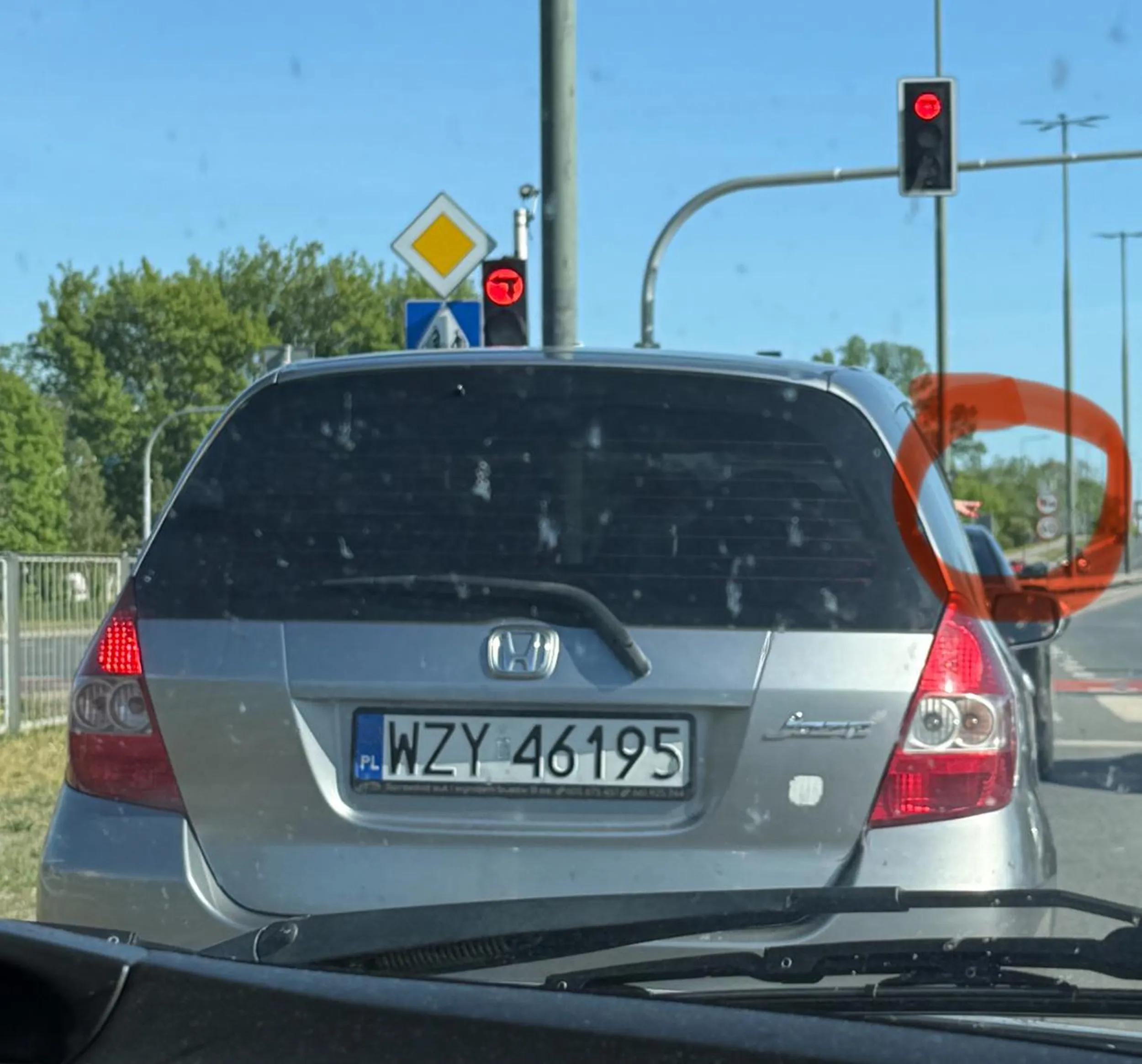 Pozbierajcie te śmieci które całą drogę wyrzucaliście z obu stron. Gwiazdo czerwone paznokcie masz ale klasy i kultury brak, fu