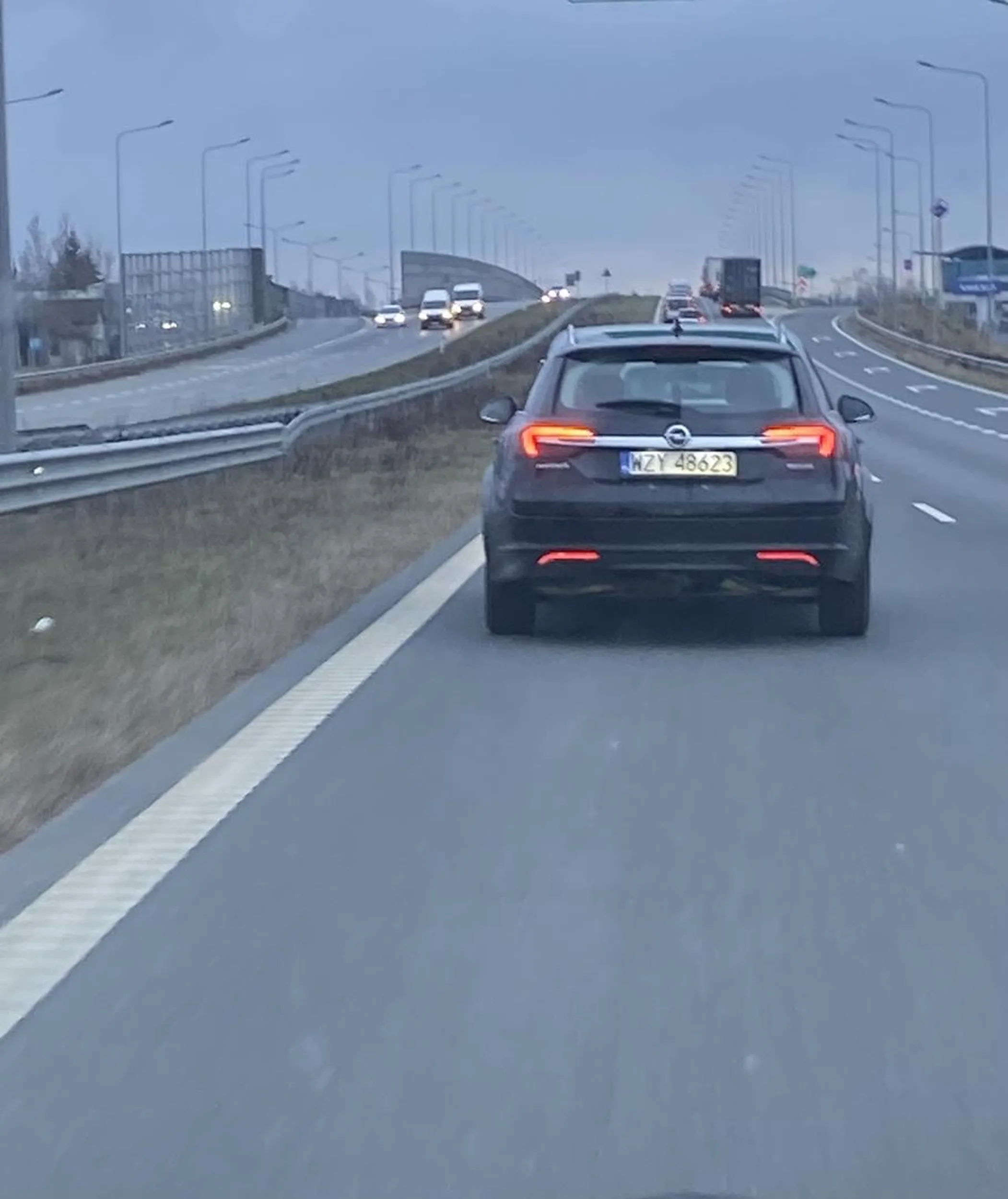 Patologiczny kierowca. Cham wyprzedza na drodze ekspresowej i zajeżdża drogę, po czym złośliwie hamuje bez powodu. Nie zachowuje bezpiecznego odstępu od poprzedzających pojazdów. Trafisz kiedyś na kogoś, kto nie będzie hamować i tego ci życzę.