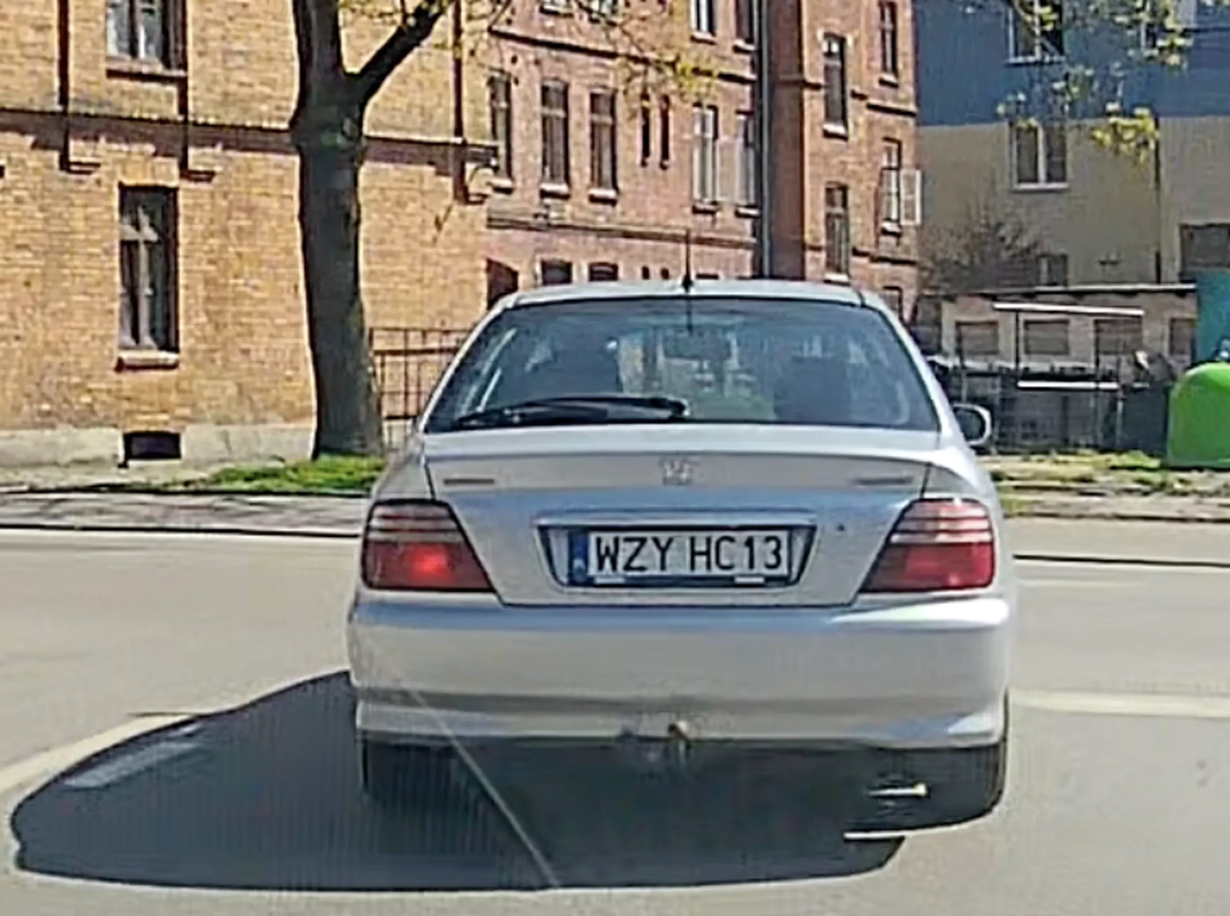 KIerowca Hondy Civiv bardzo agresywny, przegazowuje auto i pośpiesza inne auta. Duża agresja przy wyprzedzaniu i prawie potrąciłby człoweka