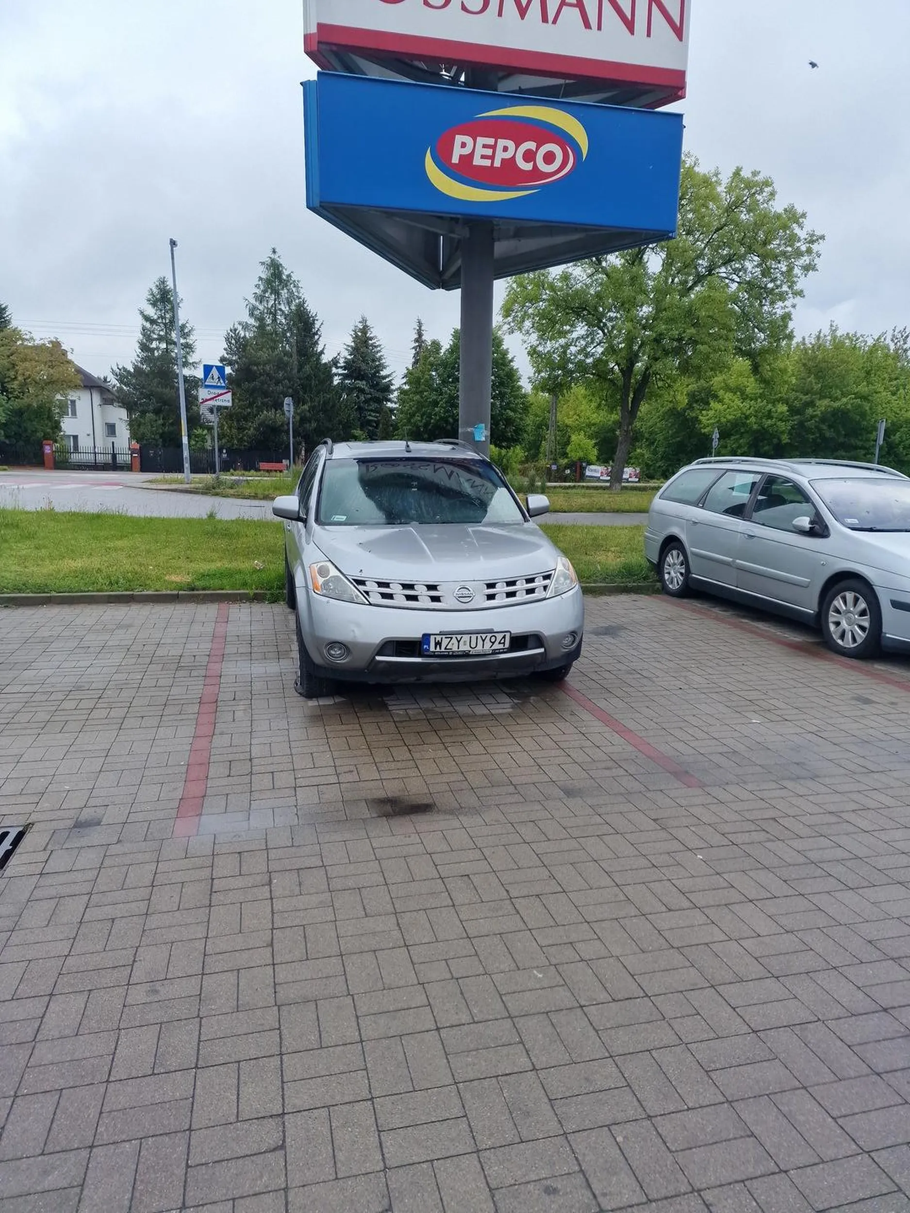 Zabierz Pan te ruinę z Łomianek stoi to dziadostwo ponad pół roku na parkingu przed sklepem .
