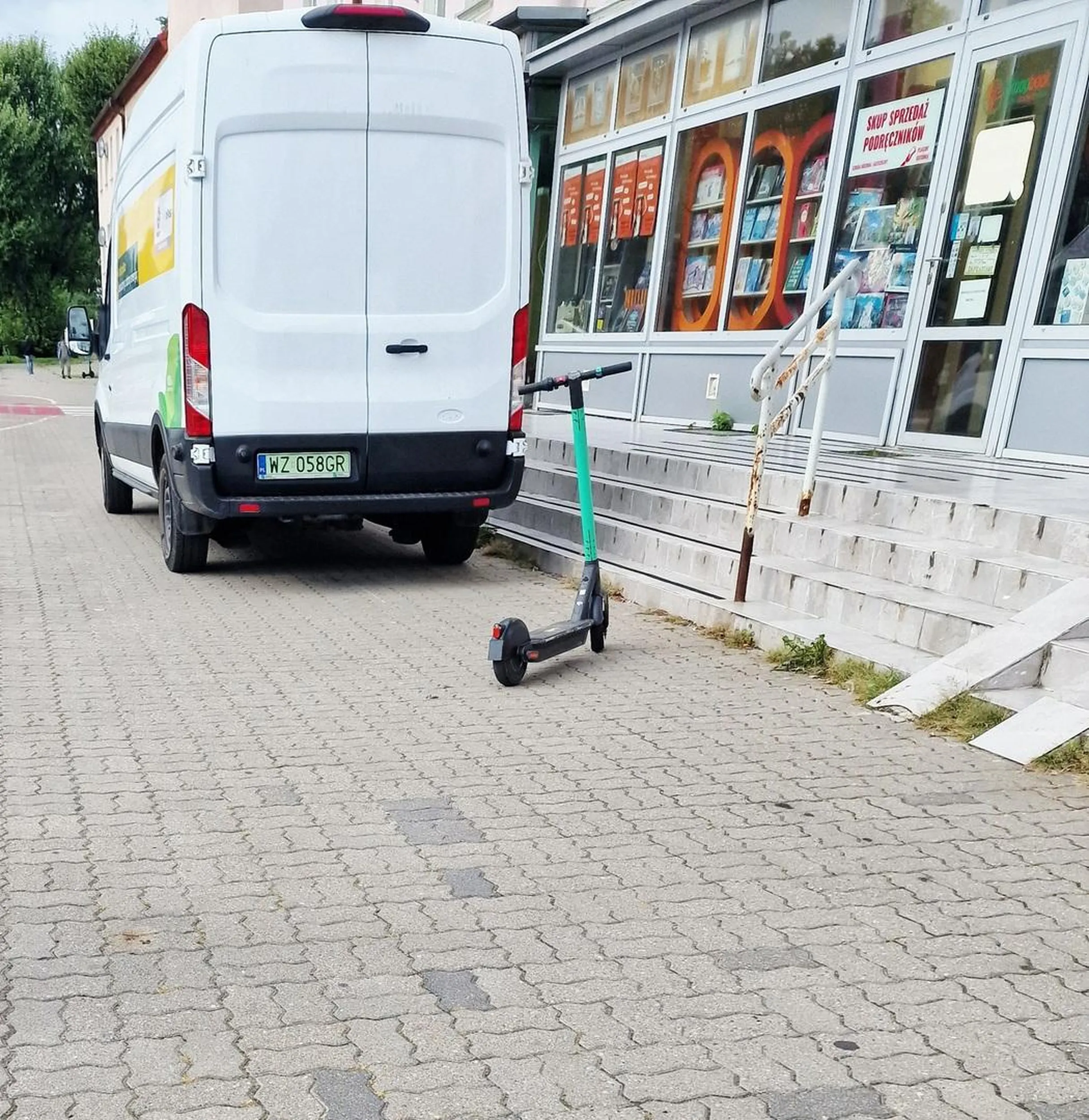 Kierowca firmy inpost pirat drogowy jeździć w zdłusz chodnika i nic go nie obchodzi